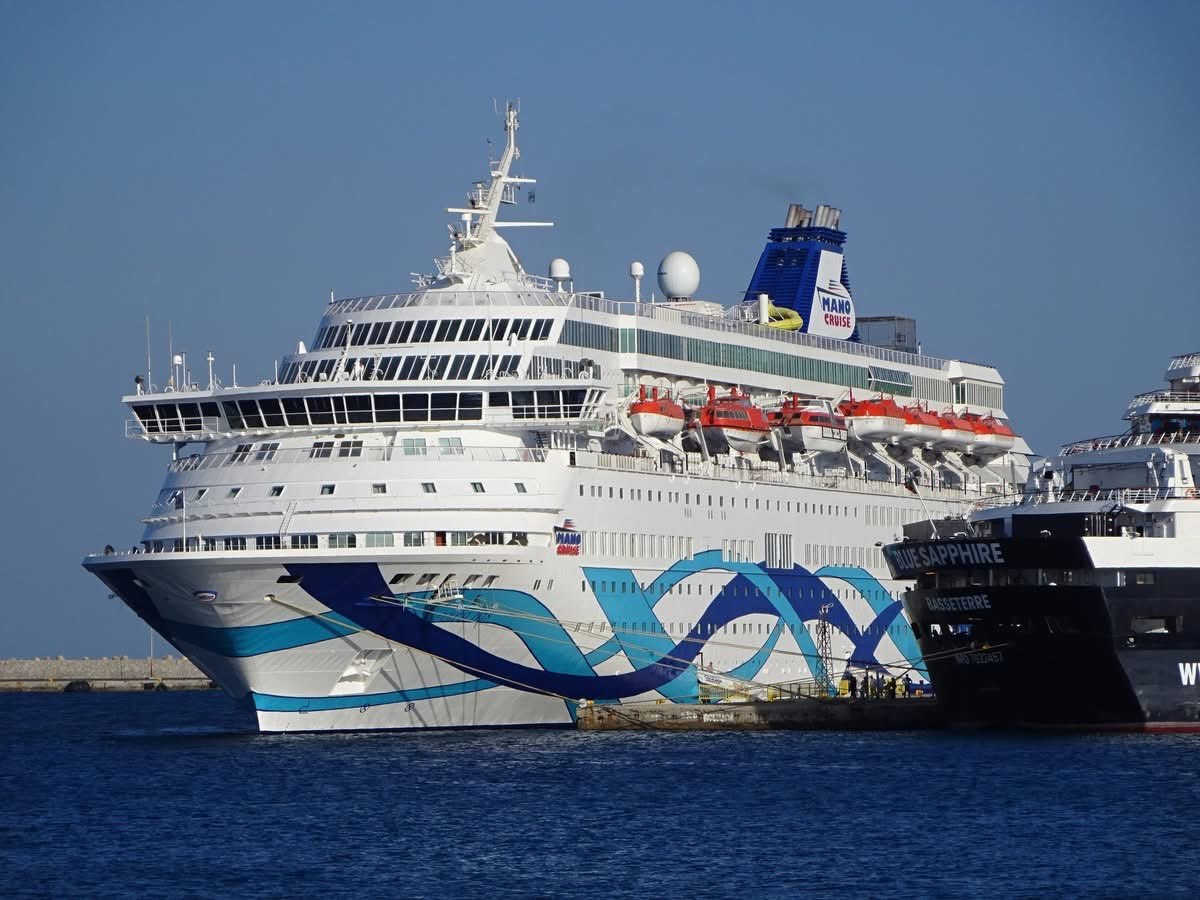 「皇冠鳶尾花號」郵輪救援船已於今早晨順利抵達阿什杜德港。（翻攝畫面）