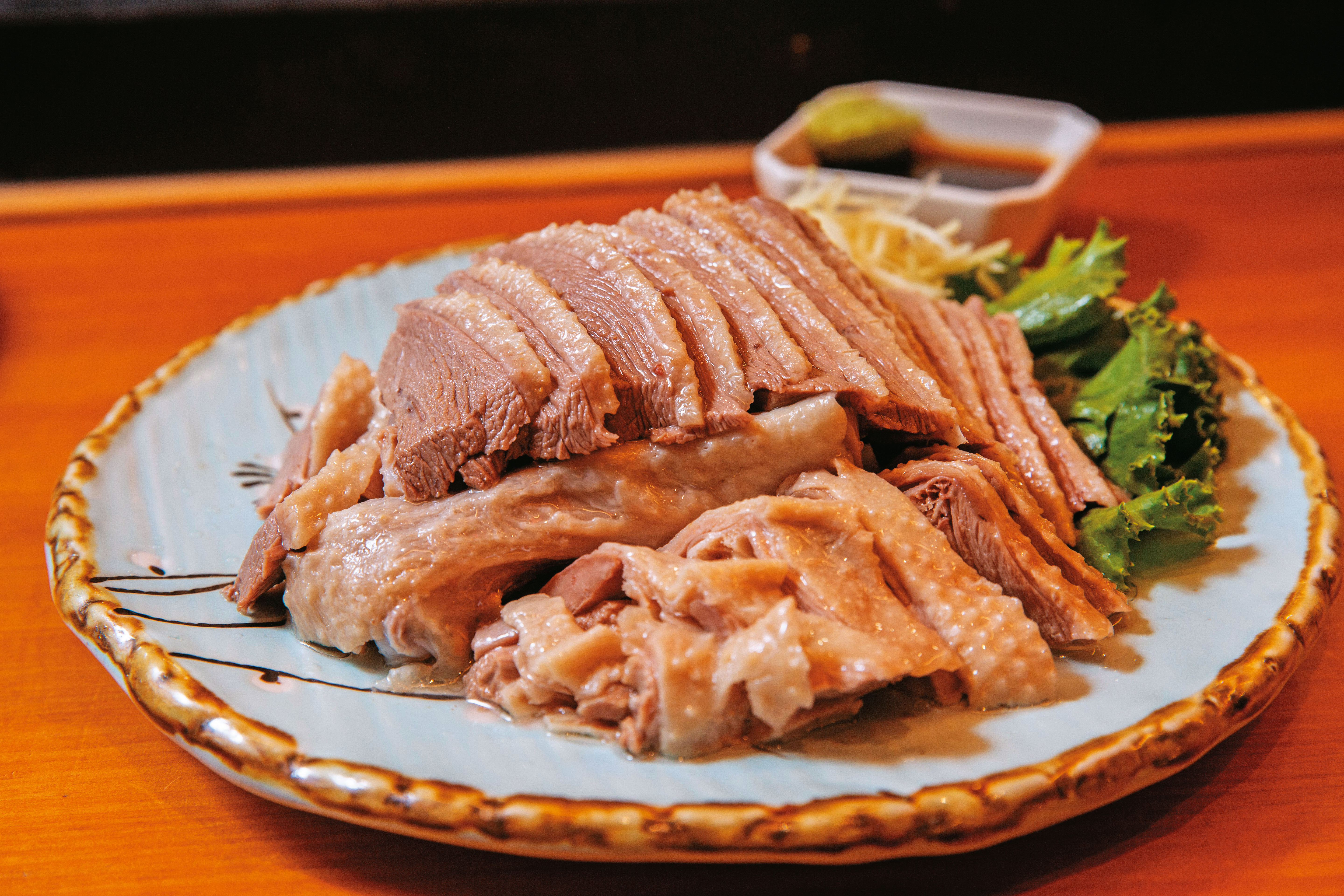 多汁甜美的鵝肉，蘸哇沙比醬油，風味意外地搭。（460元/大盤）