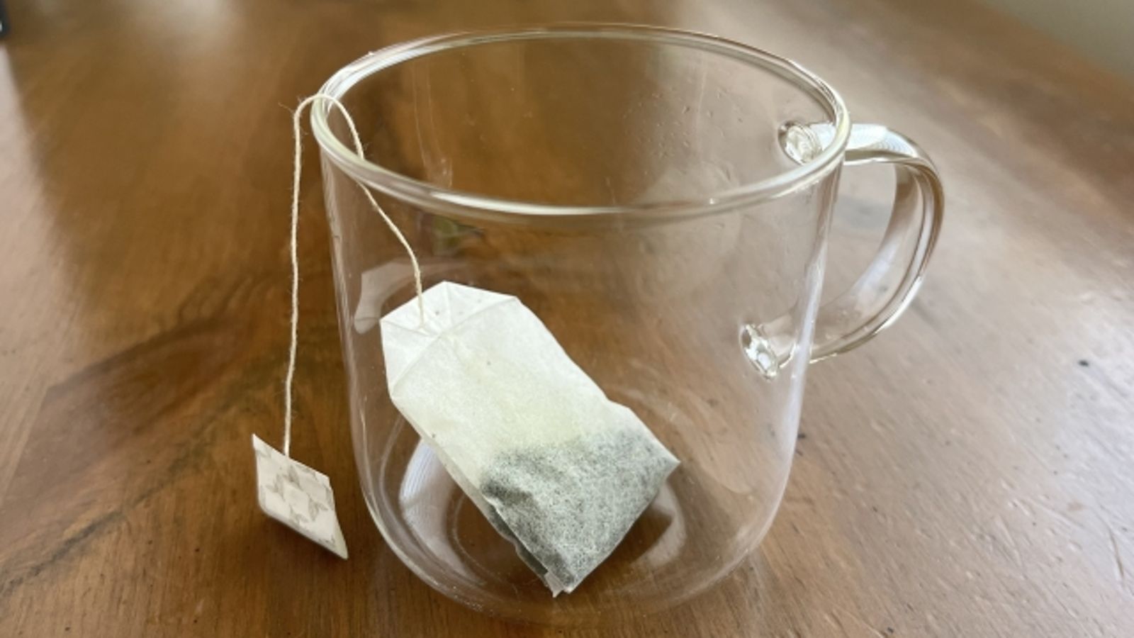 教學片/茶包標籤一直滑落杯中 神人傳授妙招穩穩固定杯緣