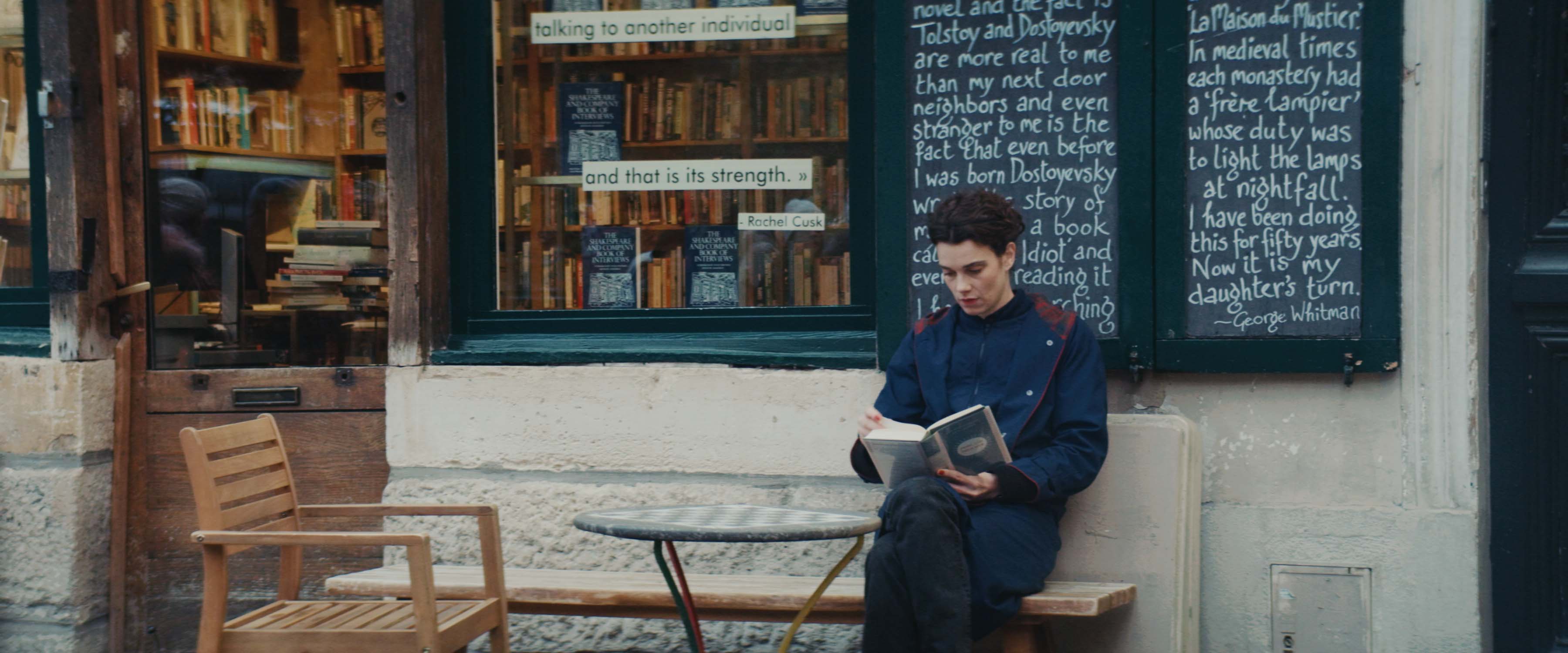 《珍奧斯汀誤了我一生》女主角卡蜜兒拉瑟福德飾演書店店員，對於小說家創作的孤獨過程感同身受。  （天馬行空提供）