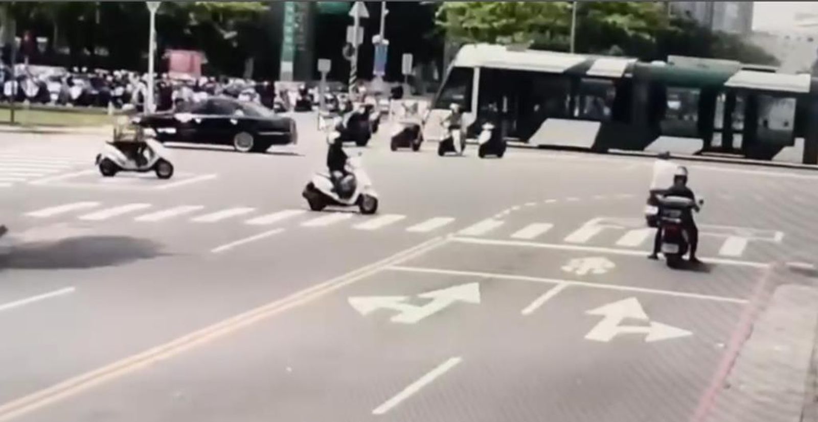 高雄婦闖紅燈撞輕軌 「發動機車秒落跑」下場慘了