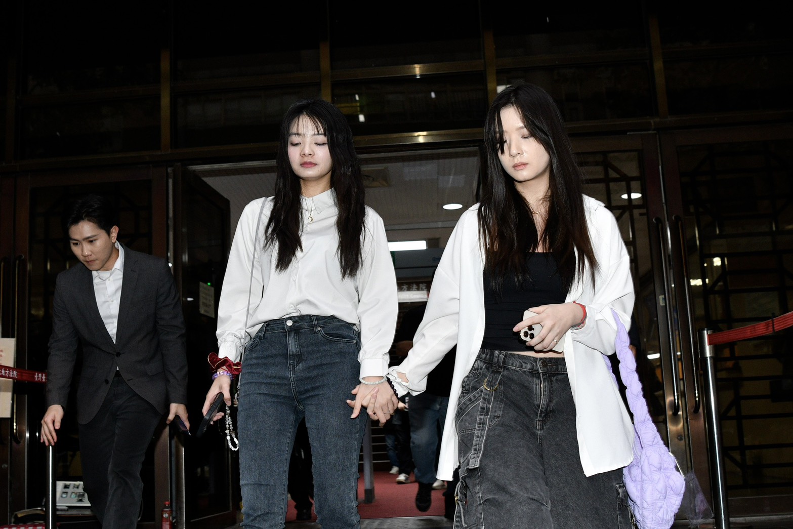 應曉薇的2名女兒漏夜奔波為母親籌錢。