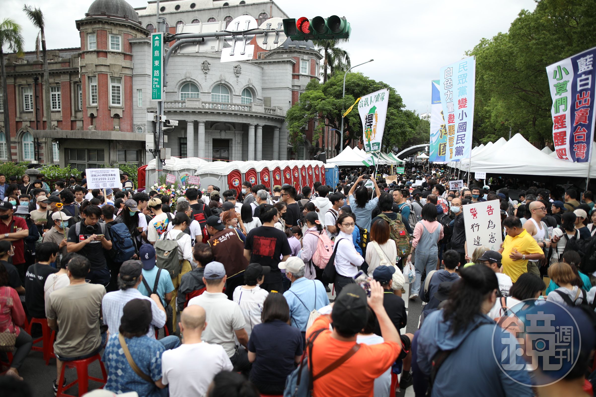 下午4、5點左右，原本只在青島東路上的抗議人群已蔓延至中山南路，據稱現場已有至少8千人。