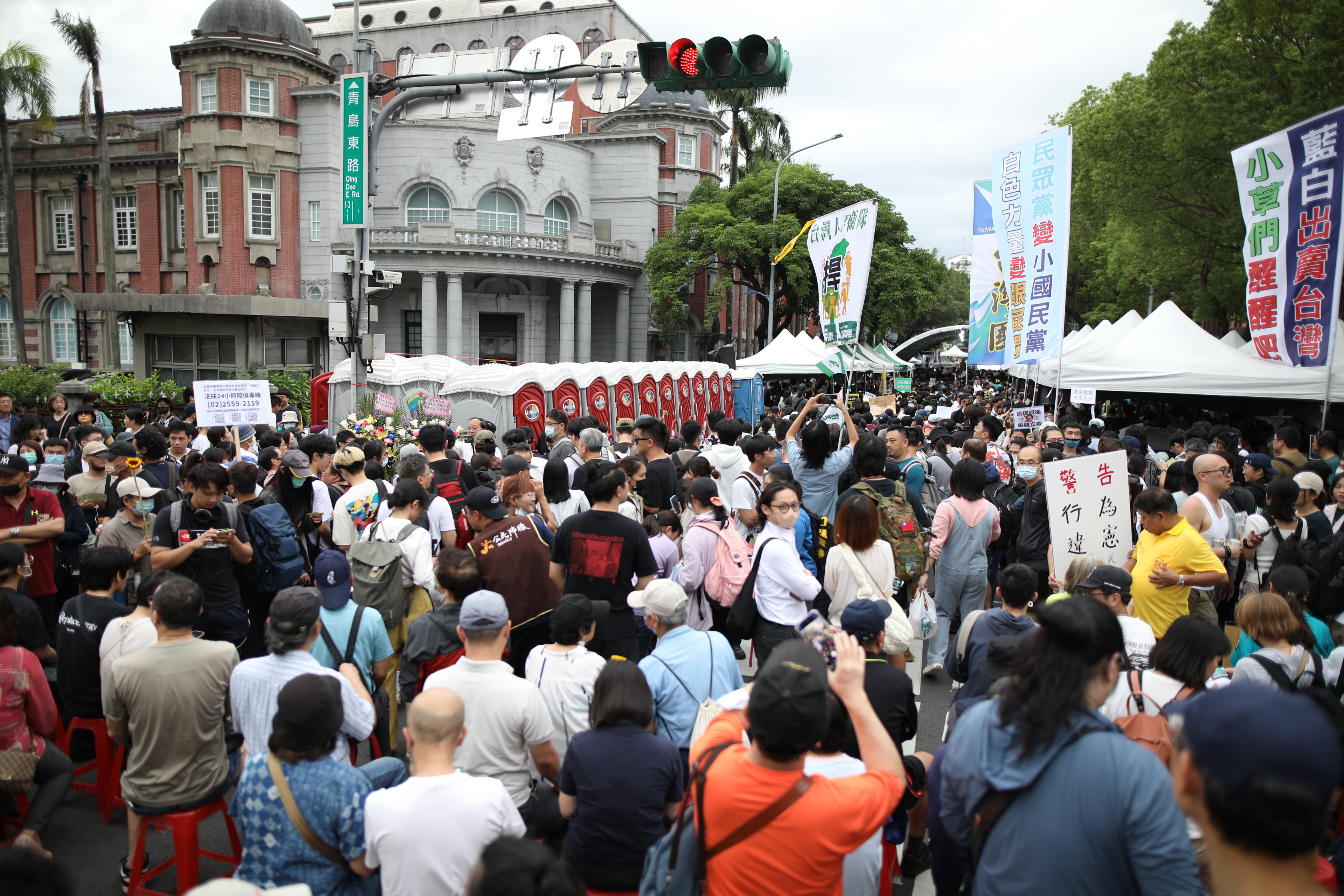 下午4、5點左右，原本只在青島東路上的抗議人群已蔓延至中山南路，據稱現場已有至少8千人。
