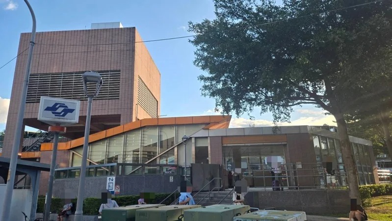 提醒澳洲男子不可在捷運喝飲料卻被比中指，柯男氣不過竟掏出美工刀揮舞。（翻攝畫面）