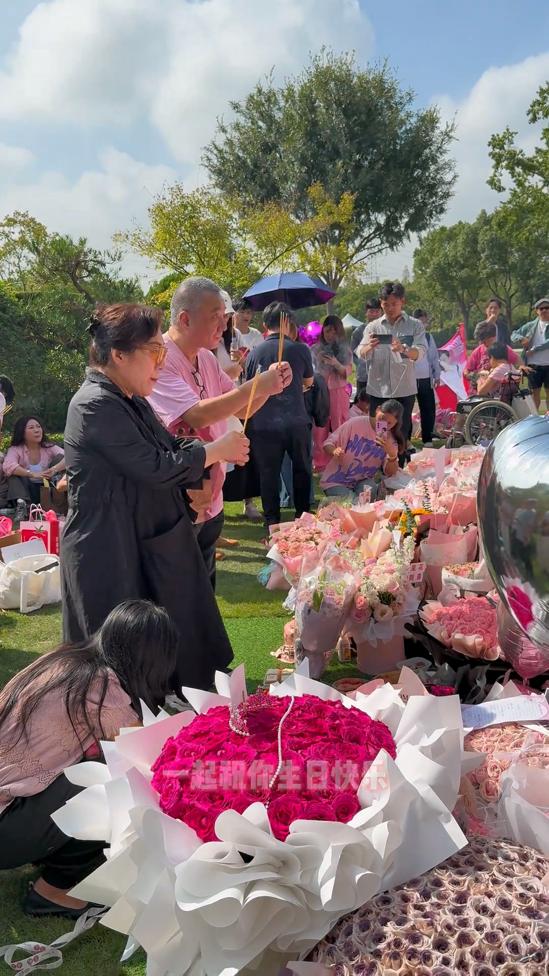 喬任梁的父母昨(15)日在兒子38歲冥誕當日與粉絲一起赴喬任梁的墓地祭拜,包括喬任梁的朋友朱楨也來到現場。(翻攝喬任梁父母抖音)