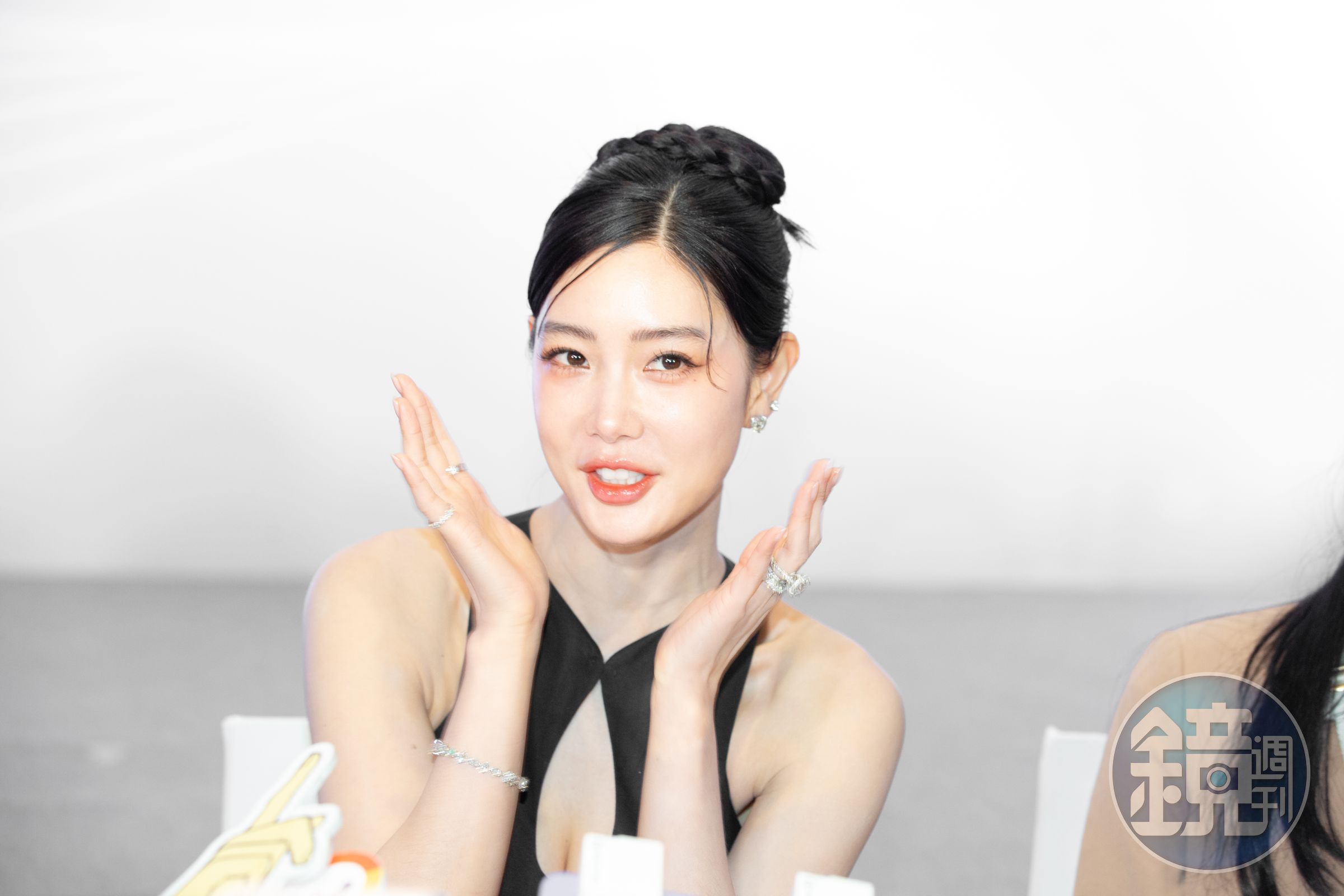 克拉拉現學現賣台語:「哇熊水!」還比出可愛動作。