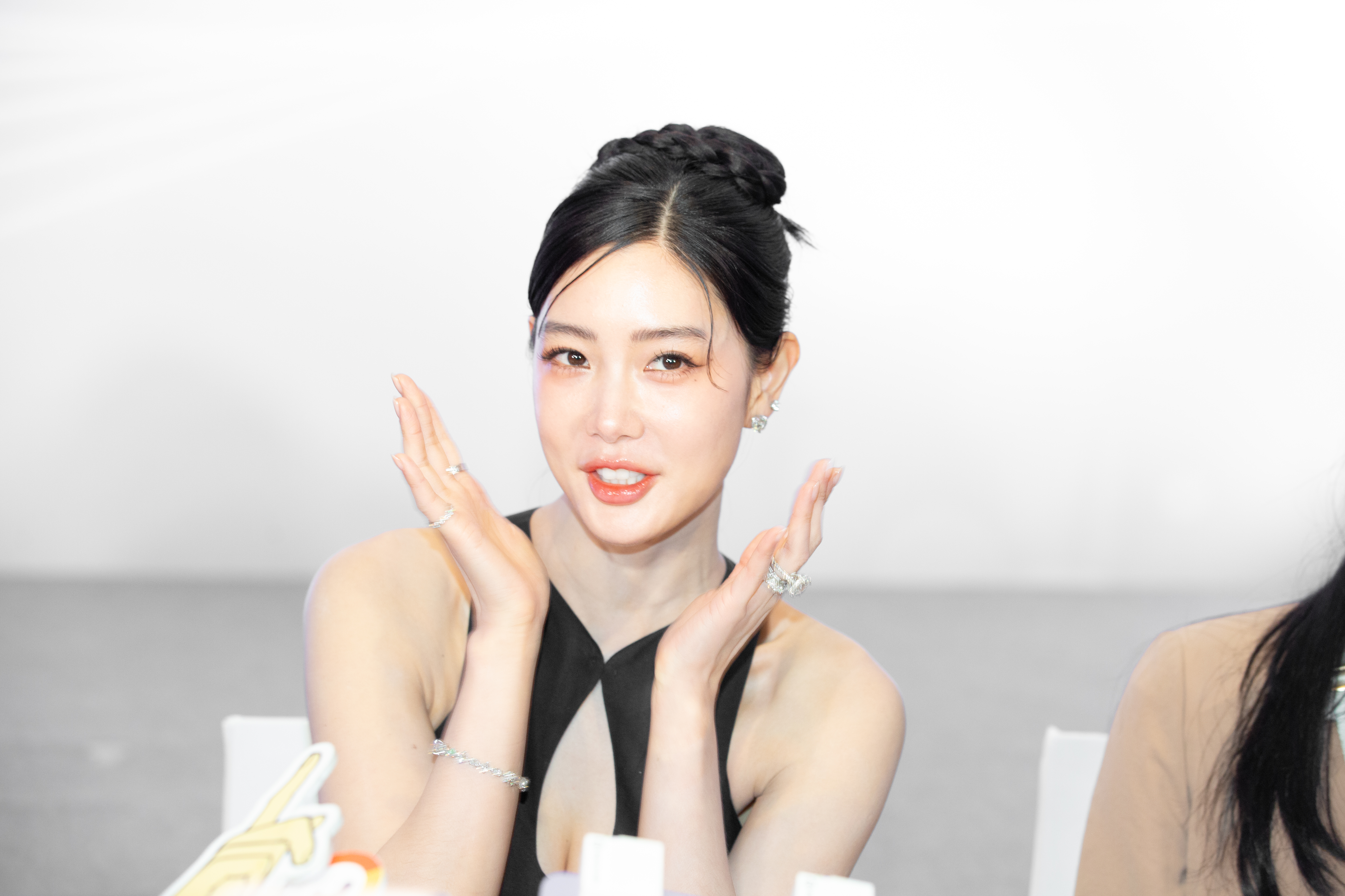 克拉拉現學現賣台語：「哇熊水！」還比出可愛動作。