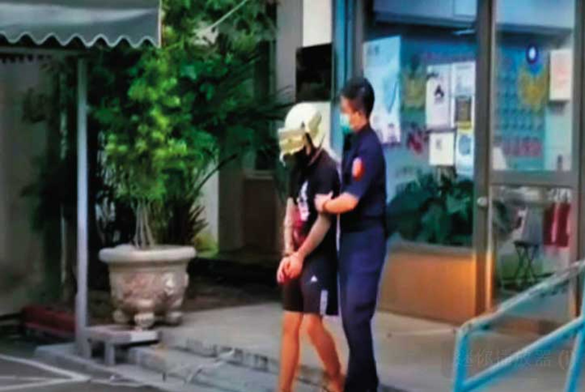 徐男(左)殺妻後,被警方逮捕移送法辦。(翻攝畫面)