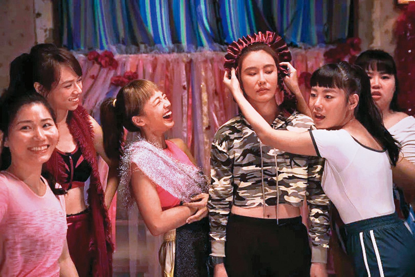黃心娣(右3)曾參演電影《女優,摔吧!》,更為戲增胖10公斤。(圖/鏡週刊)