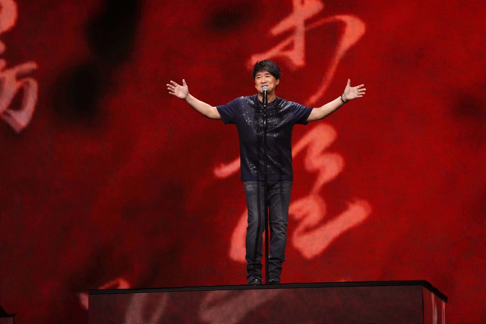 周華健高雄場深情緬懷屠穎　〈朋友〉響起萬人落淚成最溫柔一夜