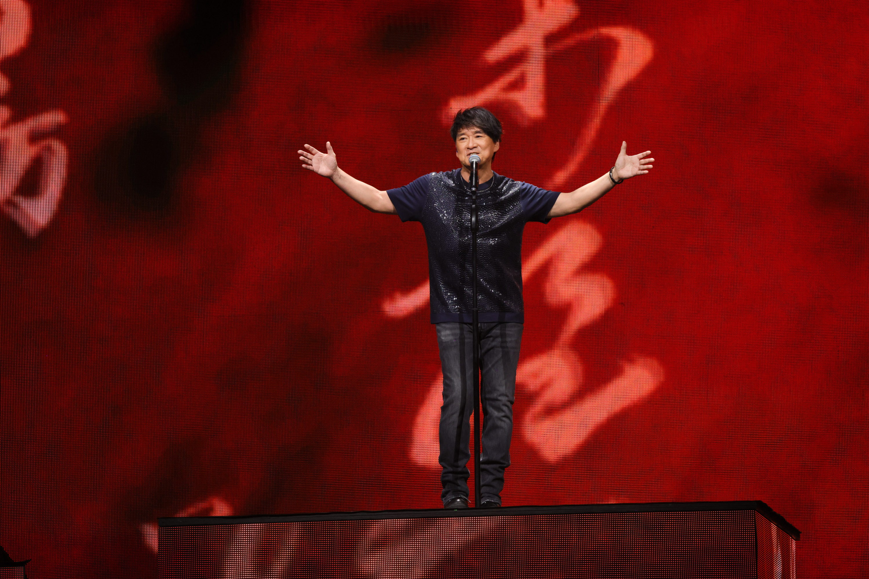 周華健為高雄場帶來限定台語組曲，自嘲〈一支小雨傘〉是自己拿手歌。（滾石唱片 提供）