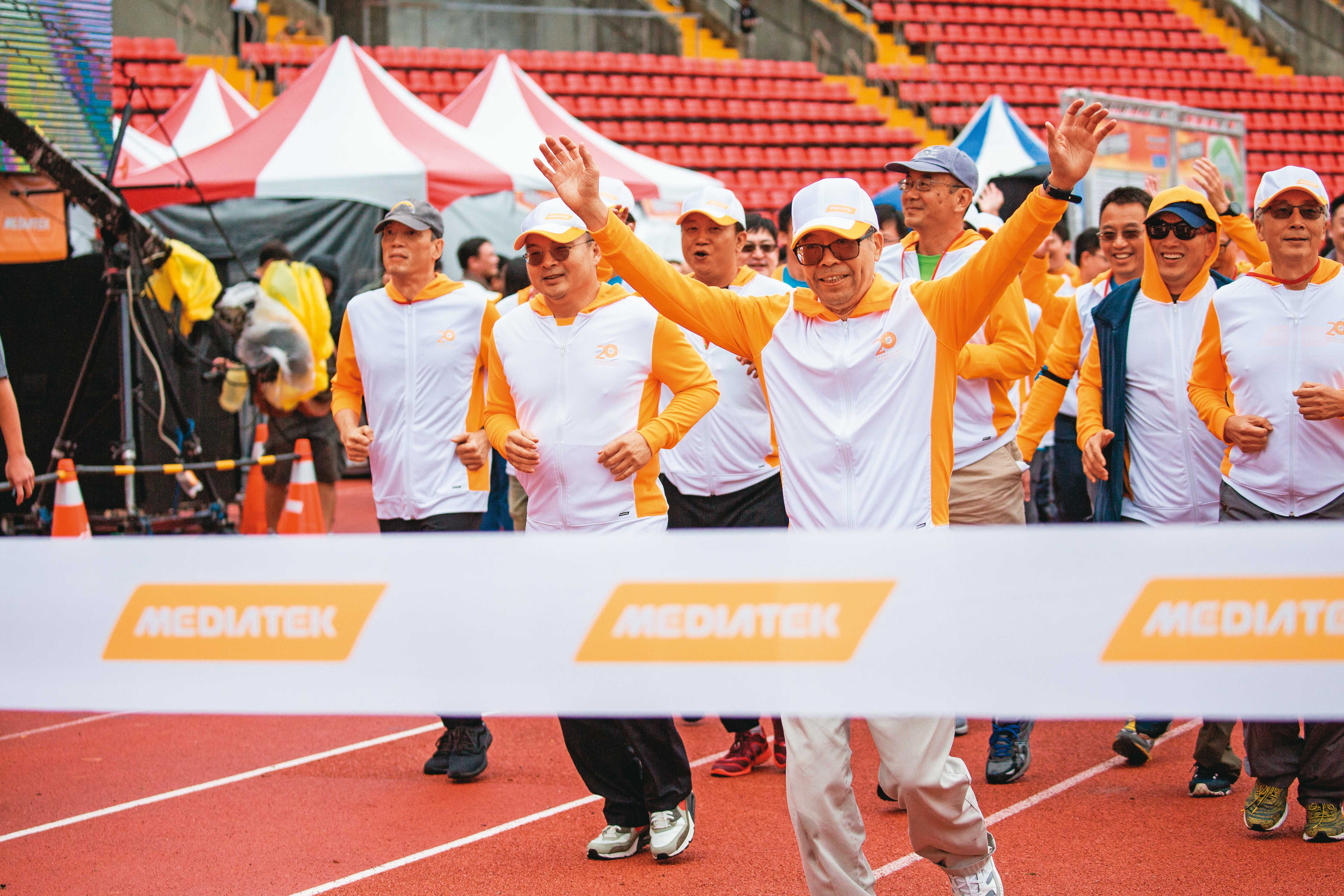 蔡明介（前）帶領聯發科衝刺，狠狠甩開高通等對手到達終點。