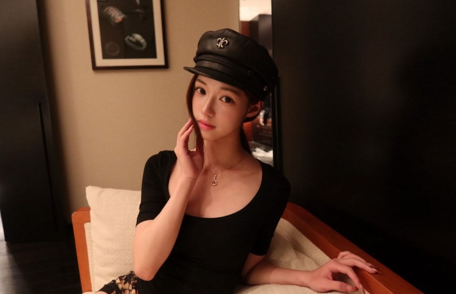 Michelle坐在沙發上拍照，頭戴Chrome Hearts船長帽。（翻攝Michelle IG）