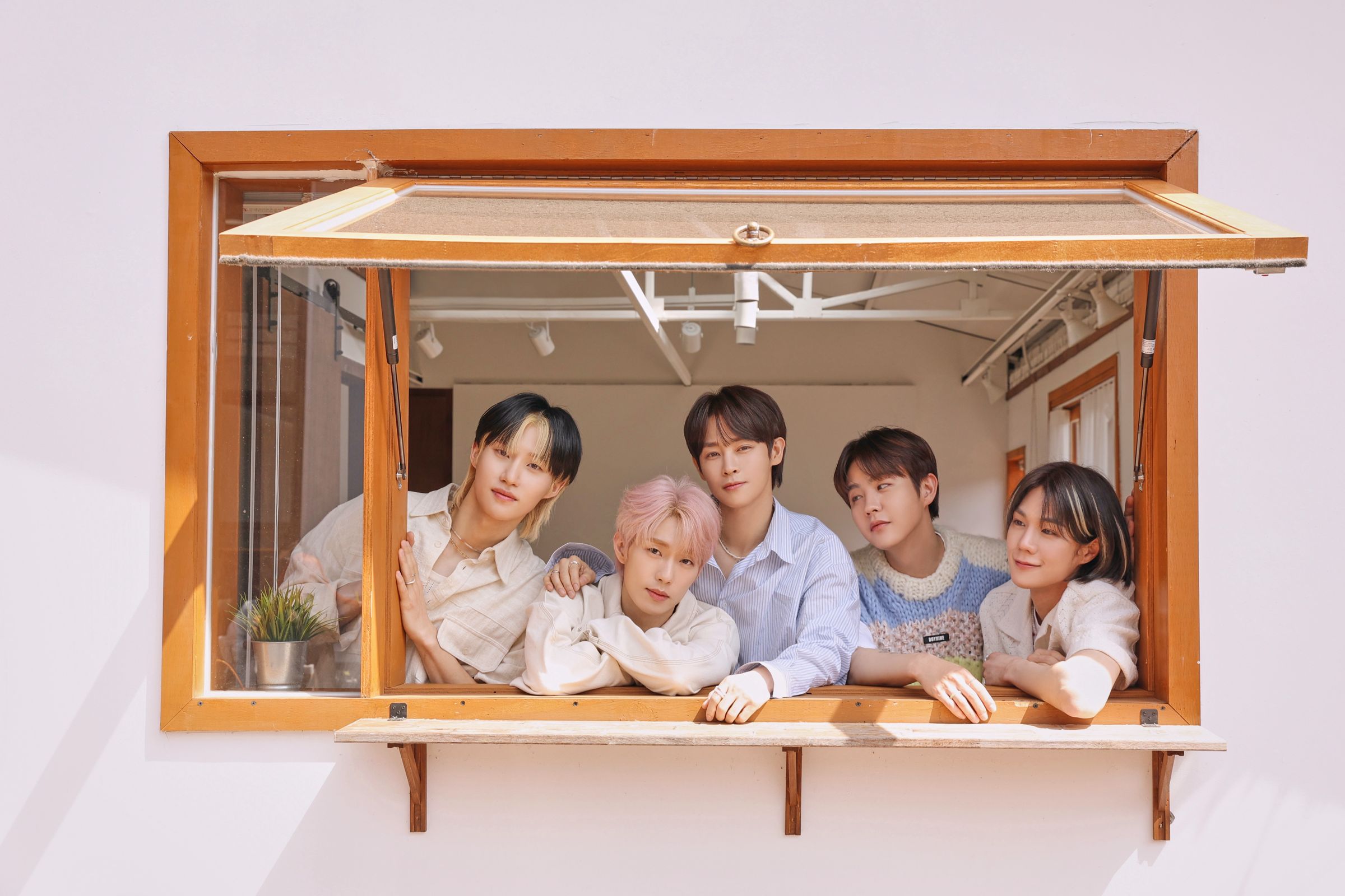 韓國新人男團ASC2NT由大國男兒三位成員加入兩位新成員組成,Kyle(左起) 、Jay 、Karam 、 Injun 、Reon。(J&B Entertainment 提供)