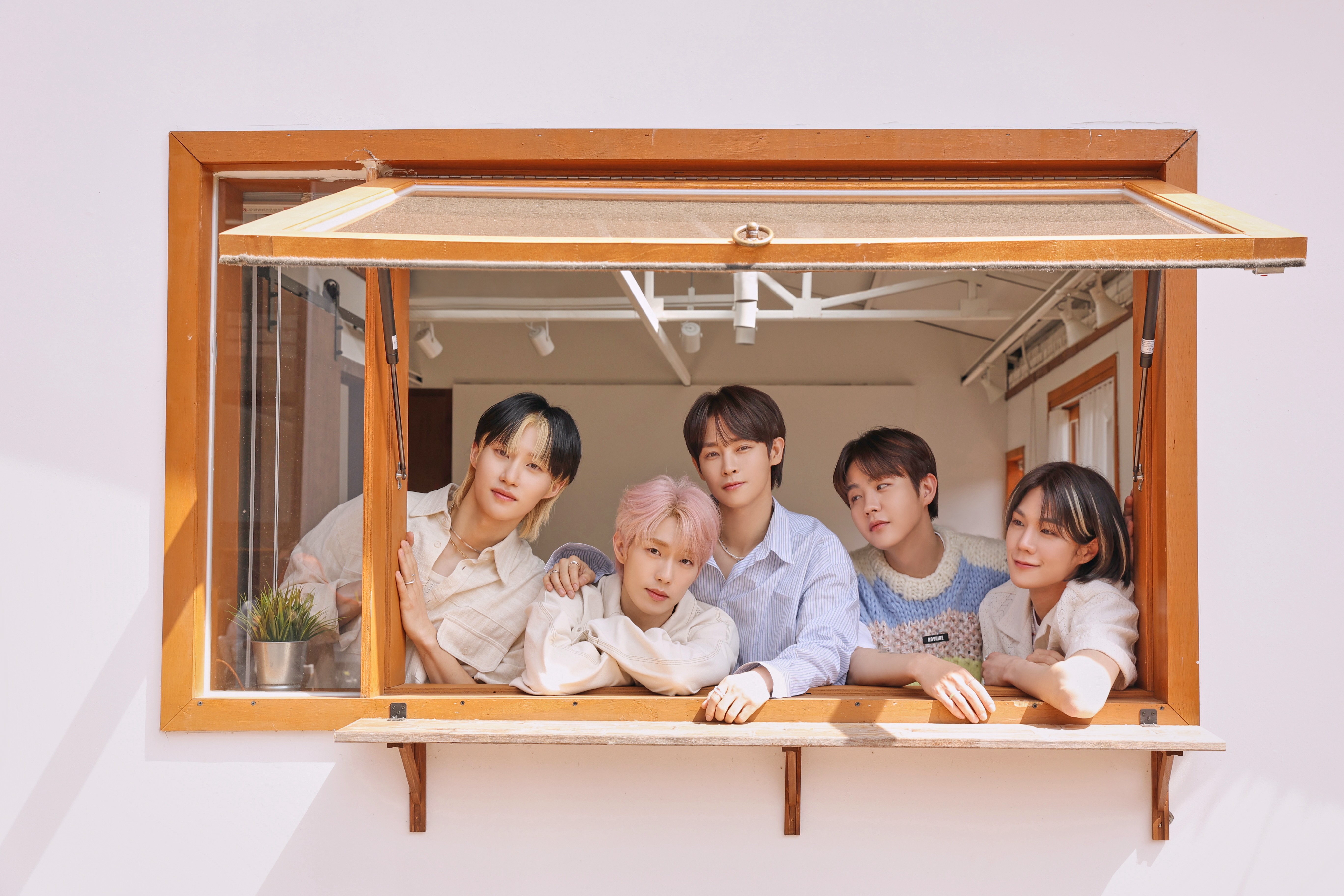 韓國新人男團ASC2NT由大國男兒三位成員加入兩位新成員組成，Kyle（左起） 、Jay 、Karam 、 Injun 、Reon。（J＆B Entertainment 提供）