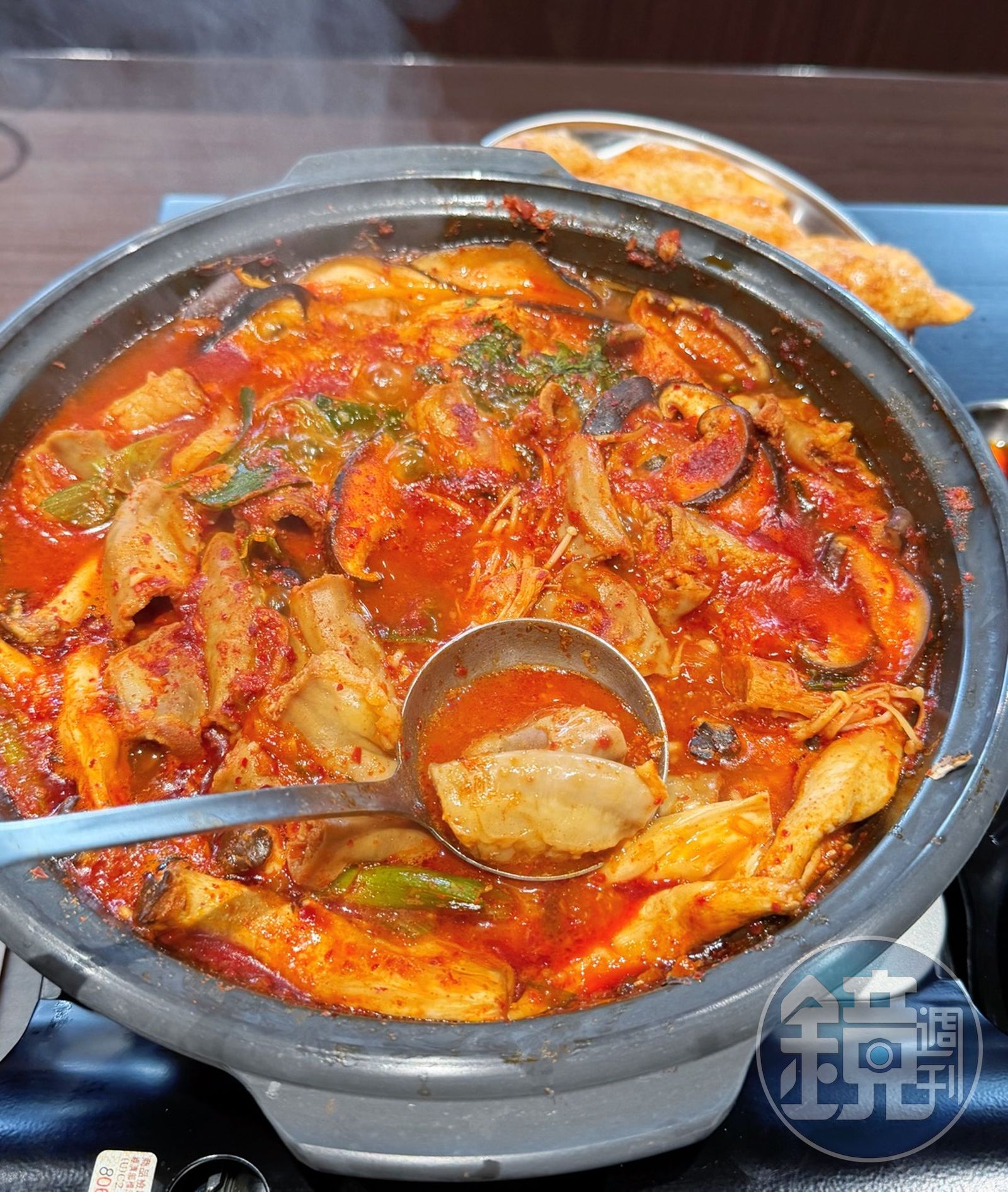 牛腸火鍋(小份1,280元、大份1,680元)牛腸經過多道繁複工序處理,口感恰到好處,湯頭亦相當濃郁。