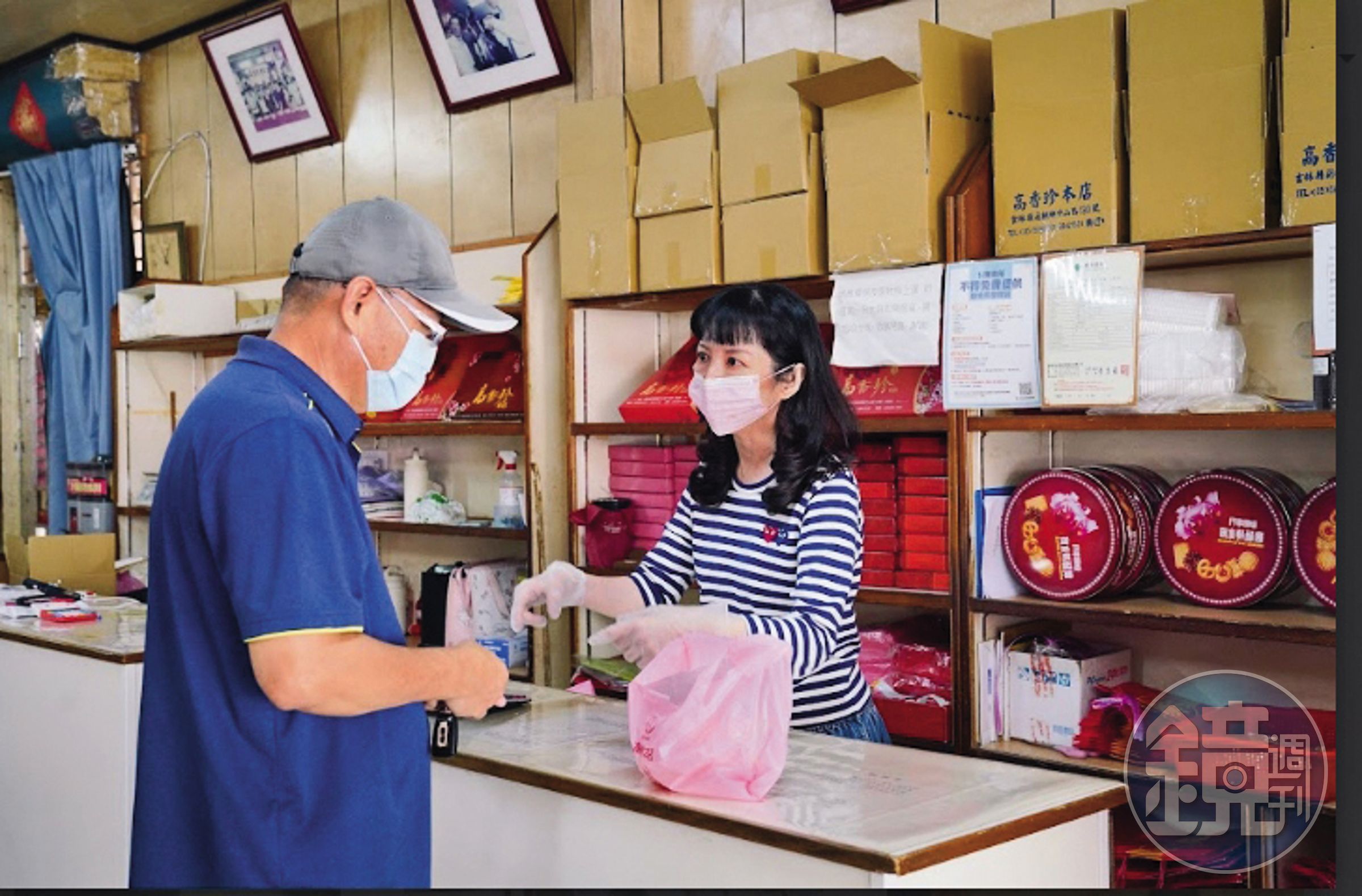 第四代老闆娘賴恒芳（右）負責櫃檯銷售，對於先生轉行，已從驚訝轉向支持。