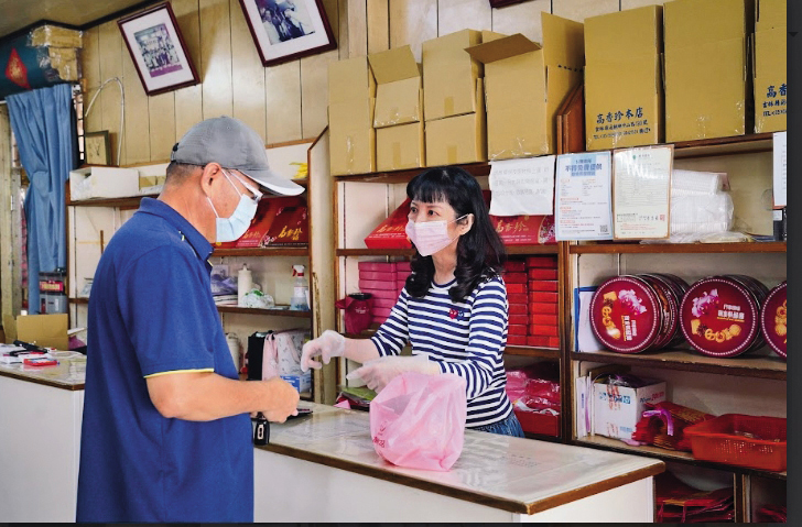 第四代老闆娘賴恒芳(右)負責櫃檯銷售,對於先生轉行,已從驚訝轉向支持。