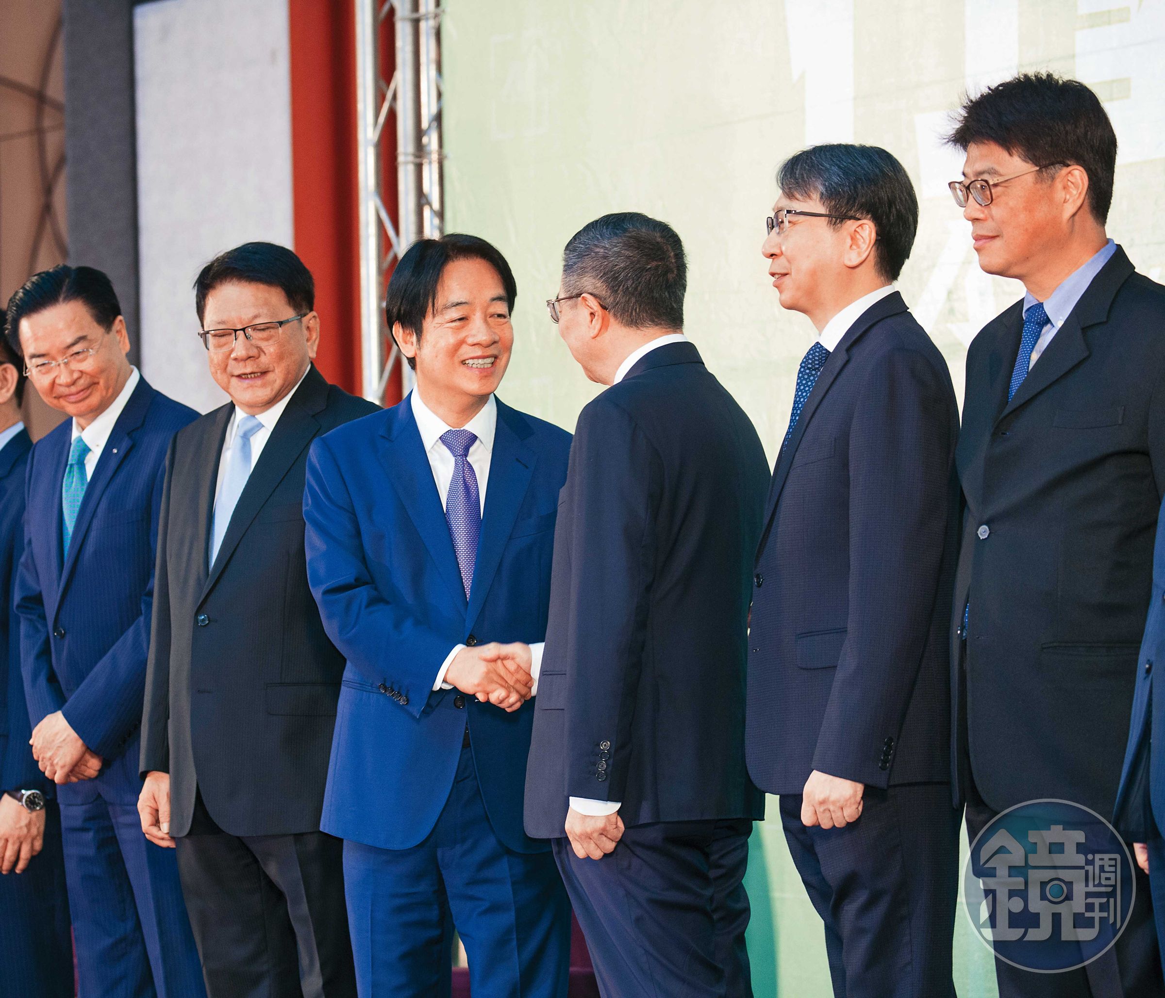 總統上任前一個月，賴清德公布內閣名單，率領成員正式亮相，一派新氣象，氣氛很是輕鬆。圖左至右為：國安會祕書長吳釗燮、總統府祕書長潘孟安、行政院長卓榮泰、國安局長蔡明彥、陸委會主委邱垂正。