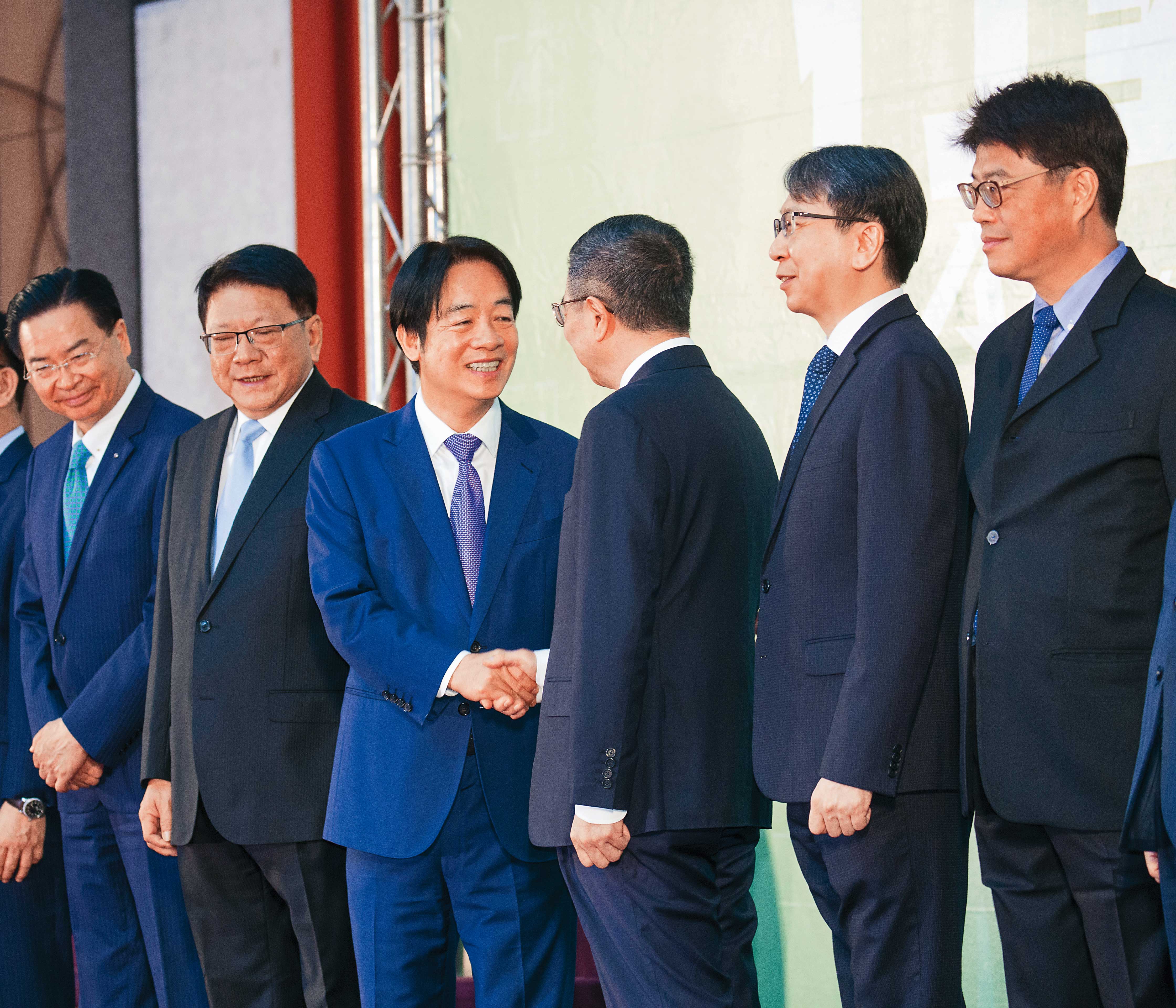 總統上任前一個月，賴清德公布內閣名單，率領成員正式亮相，一派新氣象，氣氛很是輕鬆。圖左至右為：國安會祕書長吳釗燮、總統府祕書長潘孟安、行政院長卓榮泰、國安局長蔡明彥、陸委會主委邱垂正。