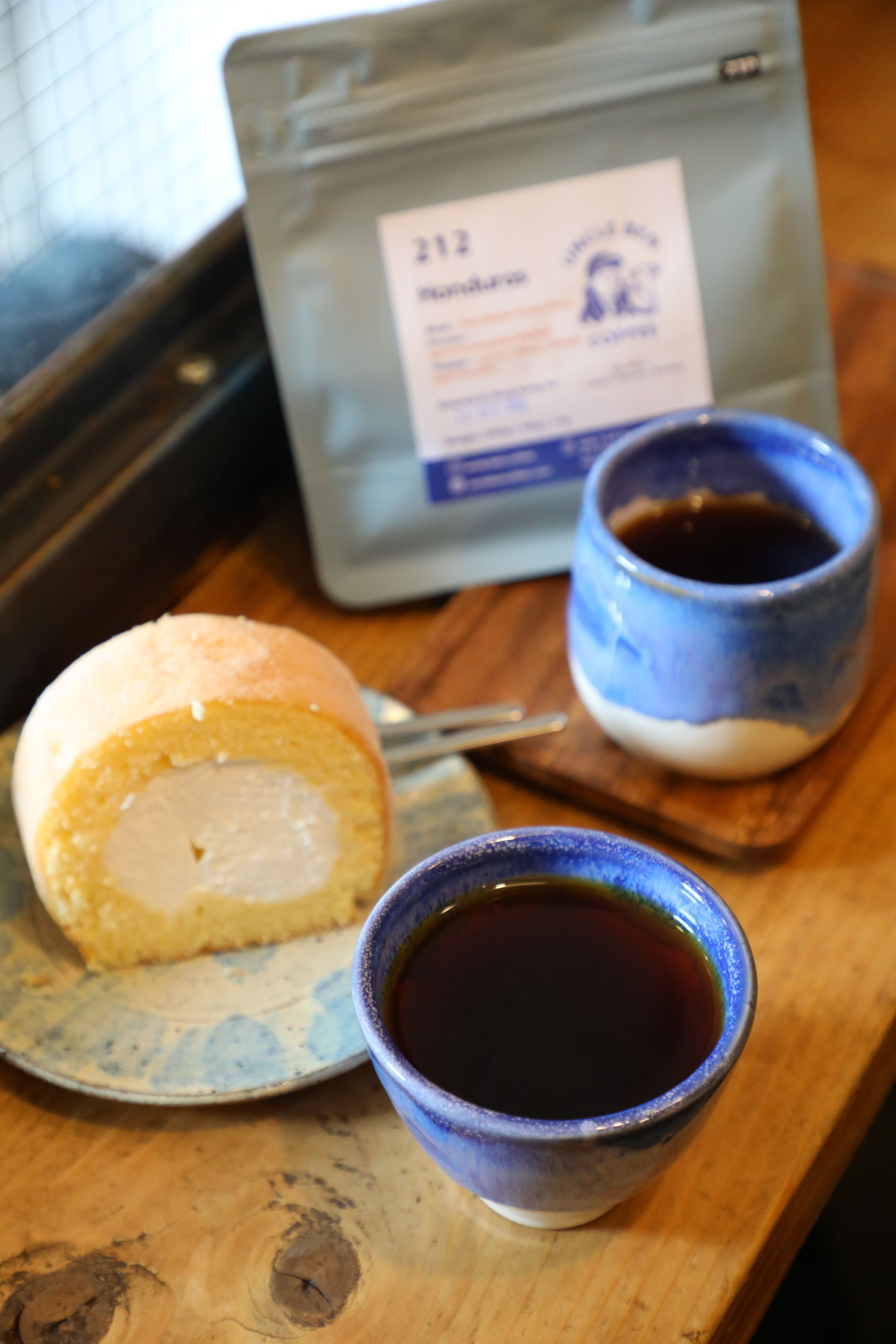 宏都拉斯Mocha Finca咖啡莊園出品的Caturra, Catuai精品豆，用圓杯喝感覺較甜，以尖杯喝則偏酸，非常神奇。（咖啡港幣80元／壺、蛋糕捲港幣55元／份）