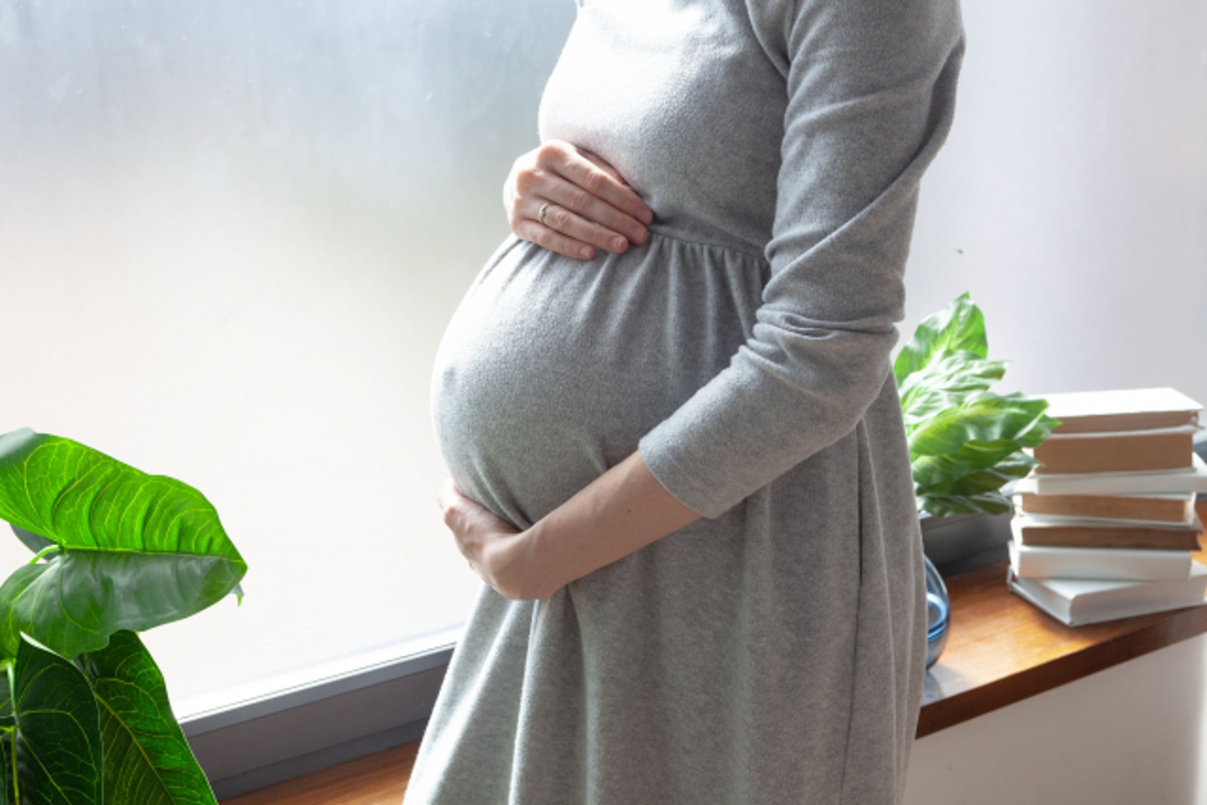 一名女網友因婆婆討厭她,竟被婆婆在樓梯倒油害到流產、不孕。(示意圖,photoAC)
