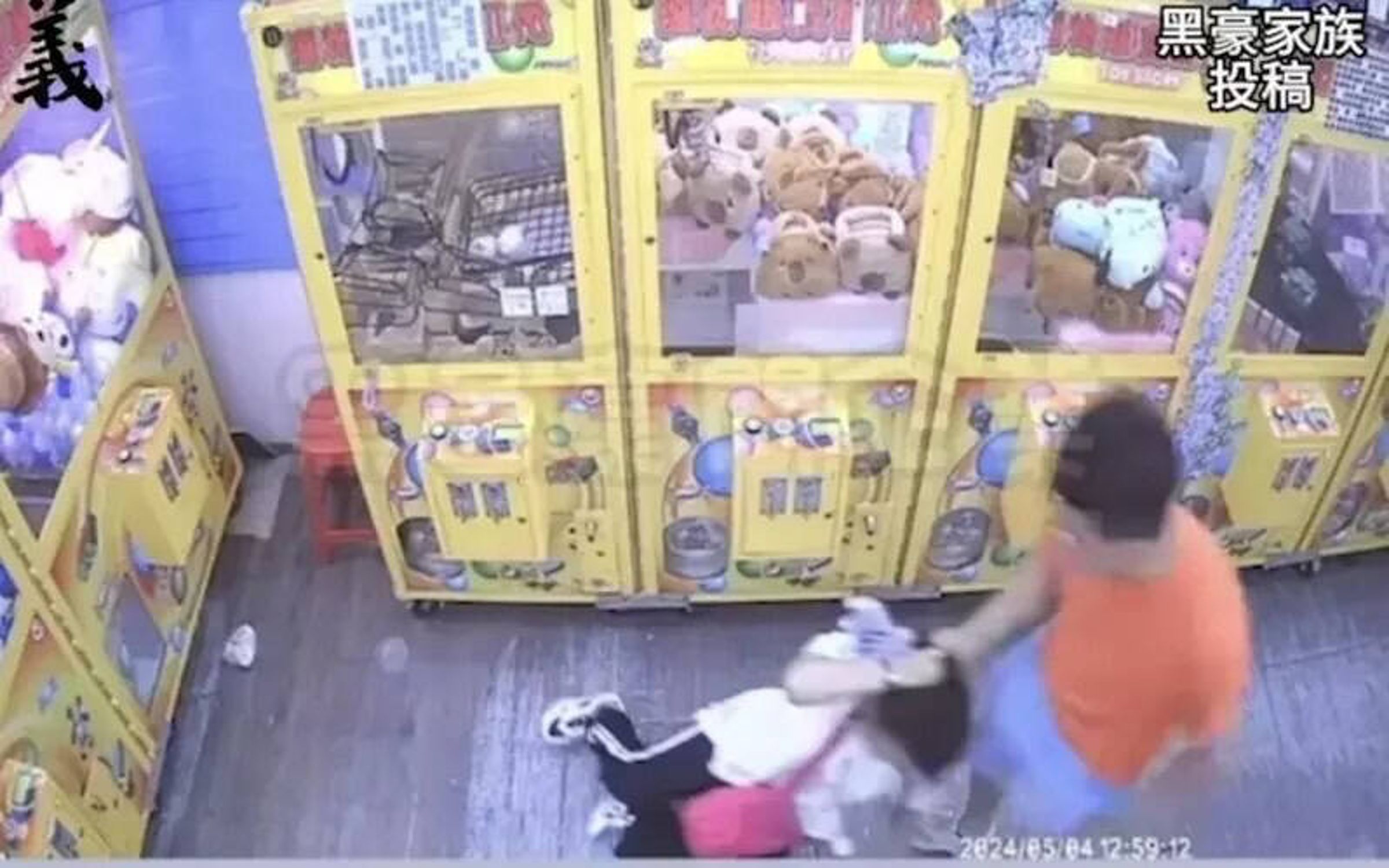 蕭男拽著許女的馬尾,將她拖出店外。(讀者提供)