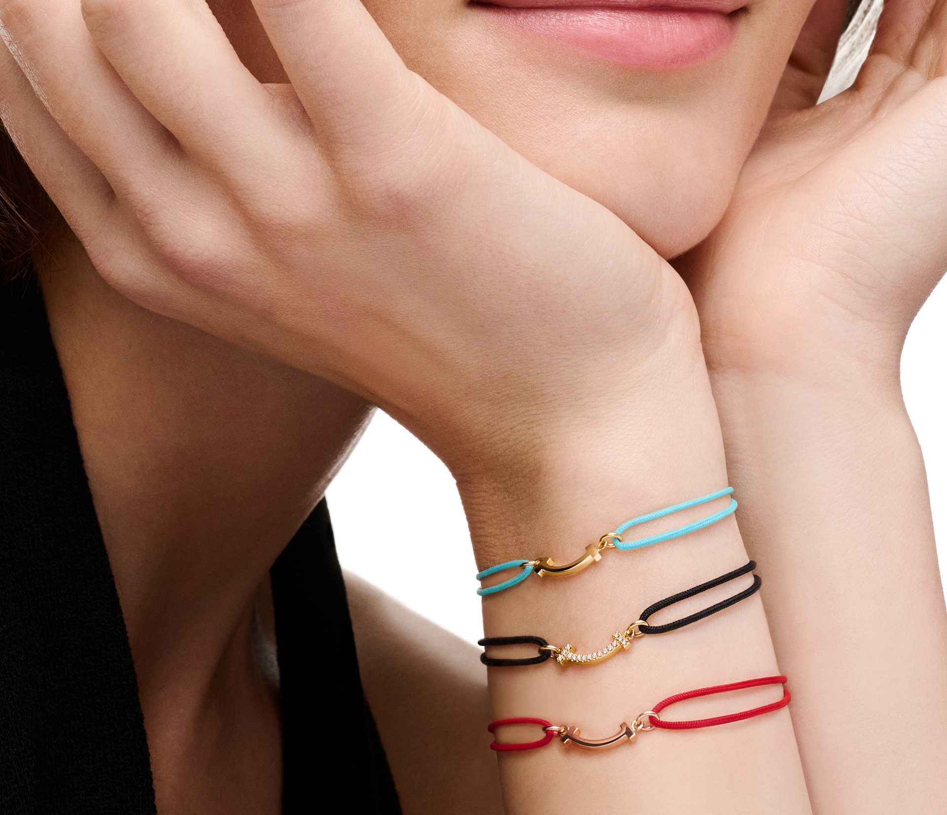 全新Tiffany T Smile公益絲繩手鍊是為了「Love For Our Oceans」全新計劃而產生的作品。（蒂芙尼提供）