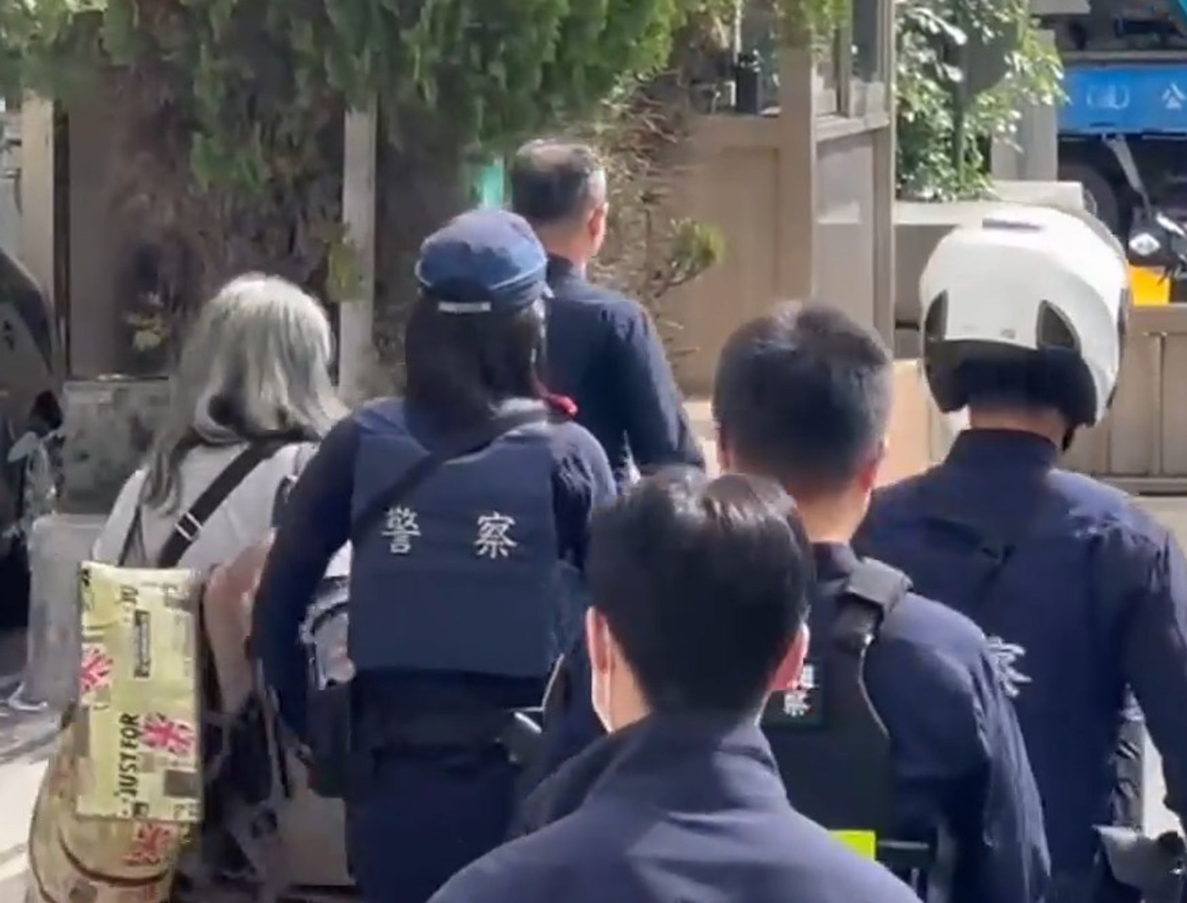 楊婦（左一）被請回派出所做筆錄。（翻攝畫面）