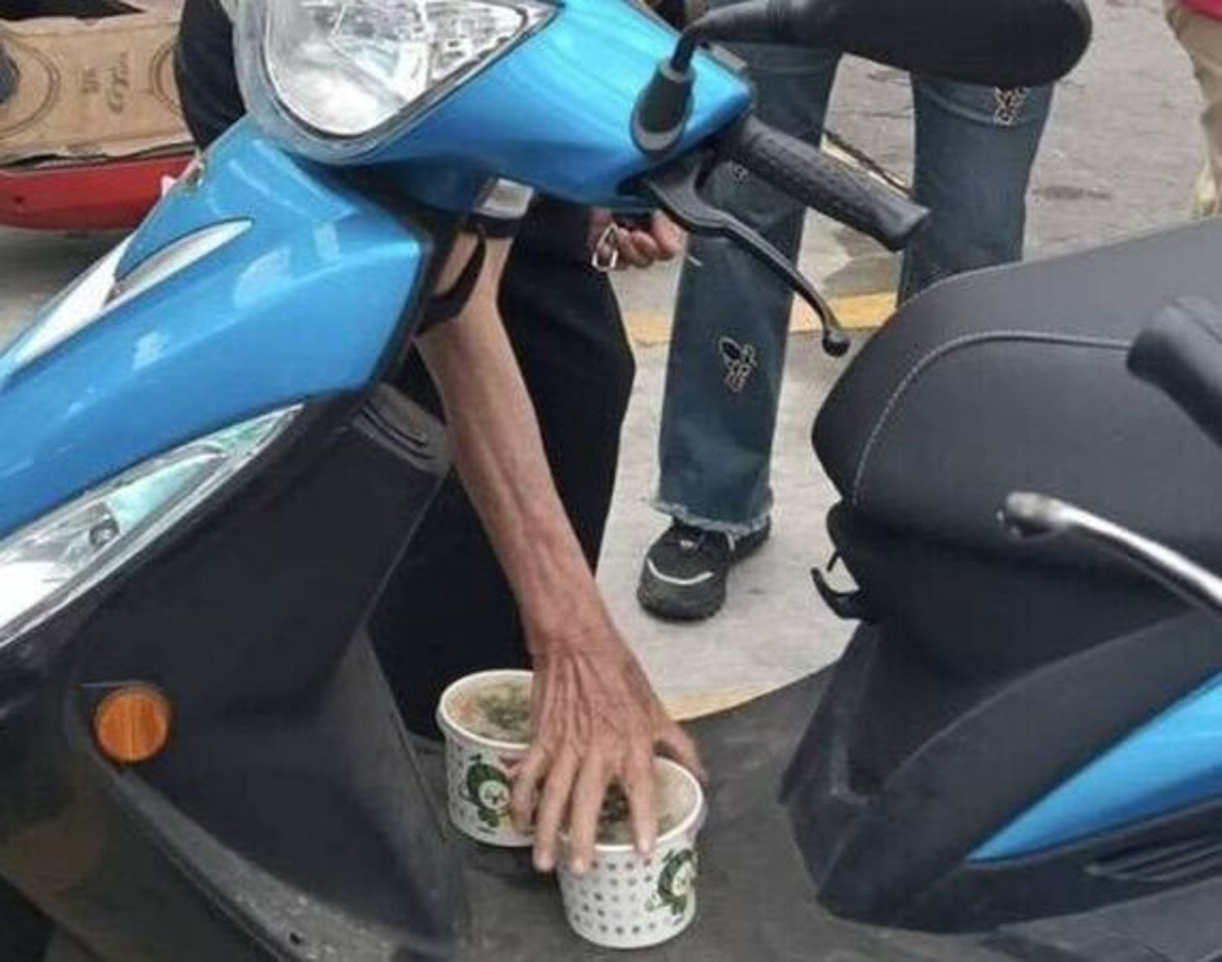 彰化縣議員賴清美在黃昏市場遇見阿公因不捨1元塑膠袋費,直接將麵線糊放踏板,驚險畫面引發討論。(賴清美提供)