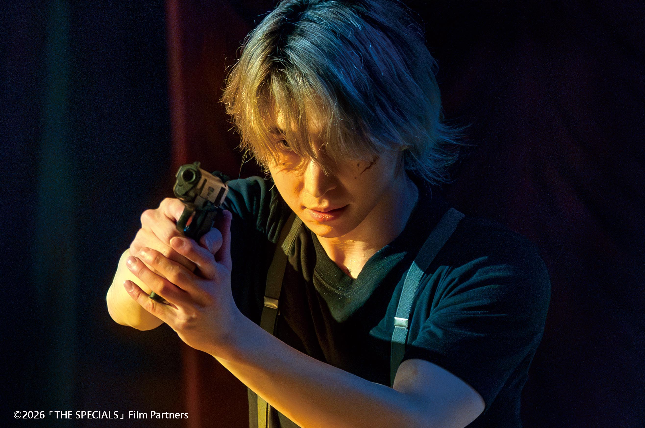 佐久間大介拍完電影《舞林殺手》將槍套吊帶帶回家收藏。（天馬行空提供）