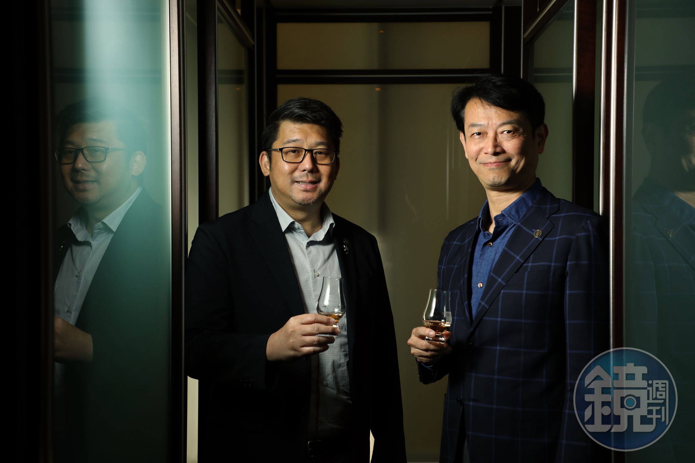 社長島岡高志（右）與首席調酒師張郁嵐（左）一人負責管理、一人主掌技術，是酒廠的最佳拍檔。