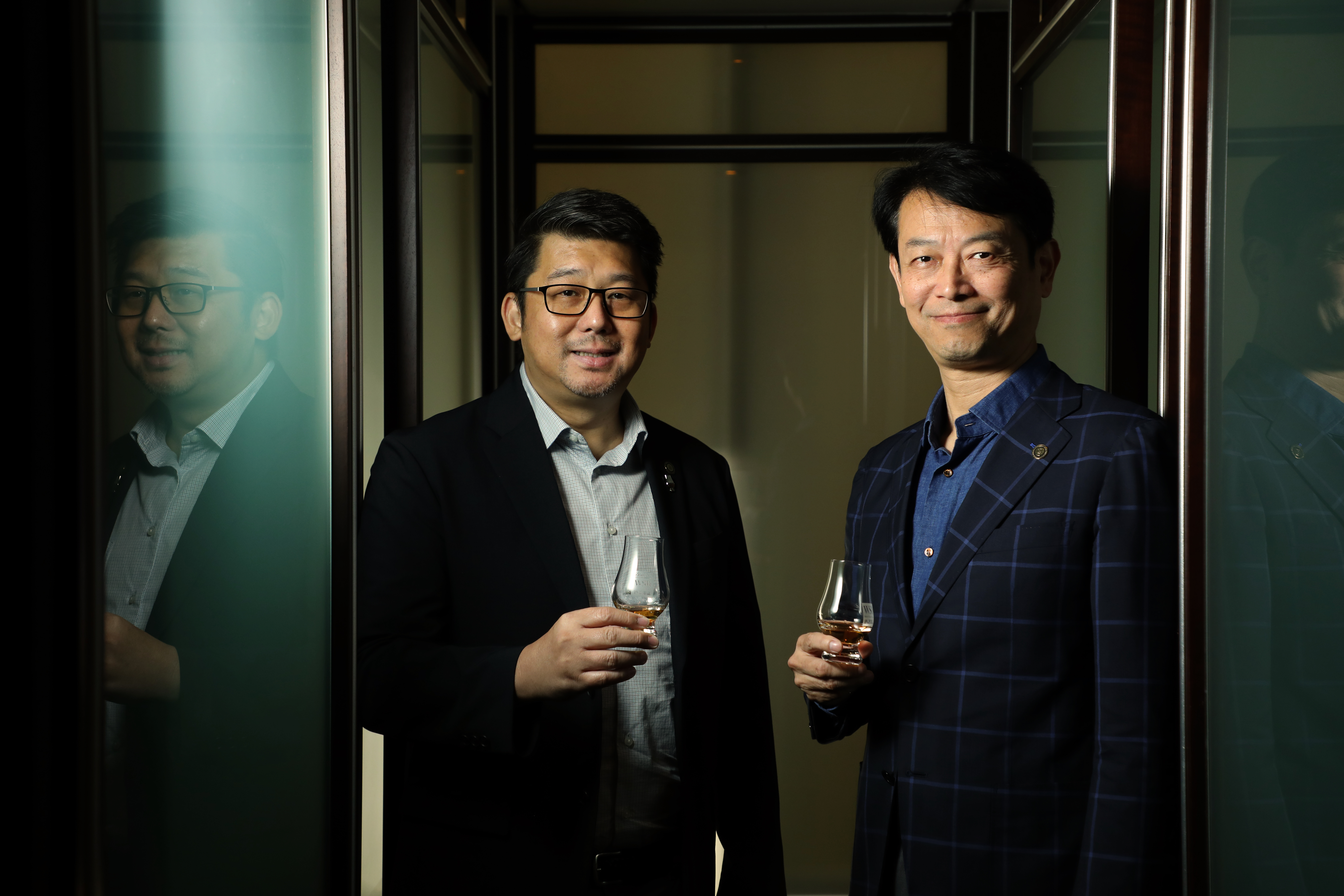 社長島岡高志（右）與首席調酒師張郁嵐（左）一人負責管理、一人主掌技術，是酒廠的最佳拍檔。