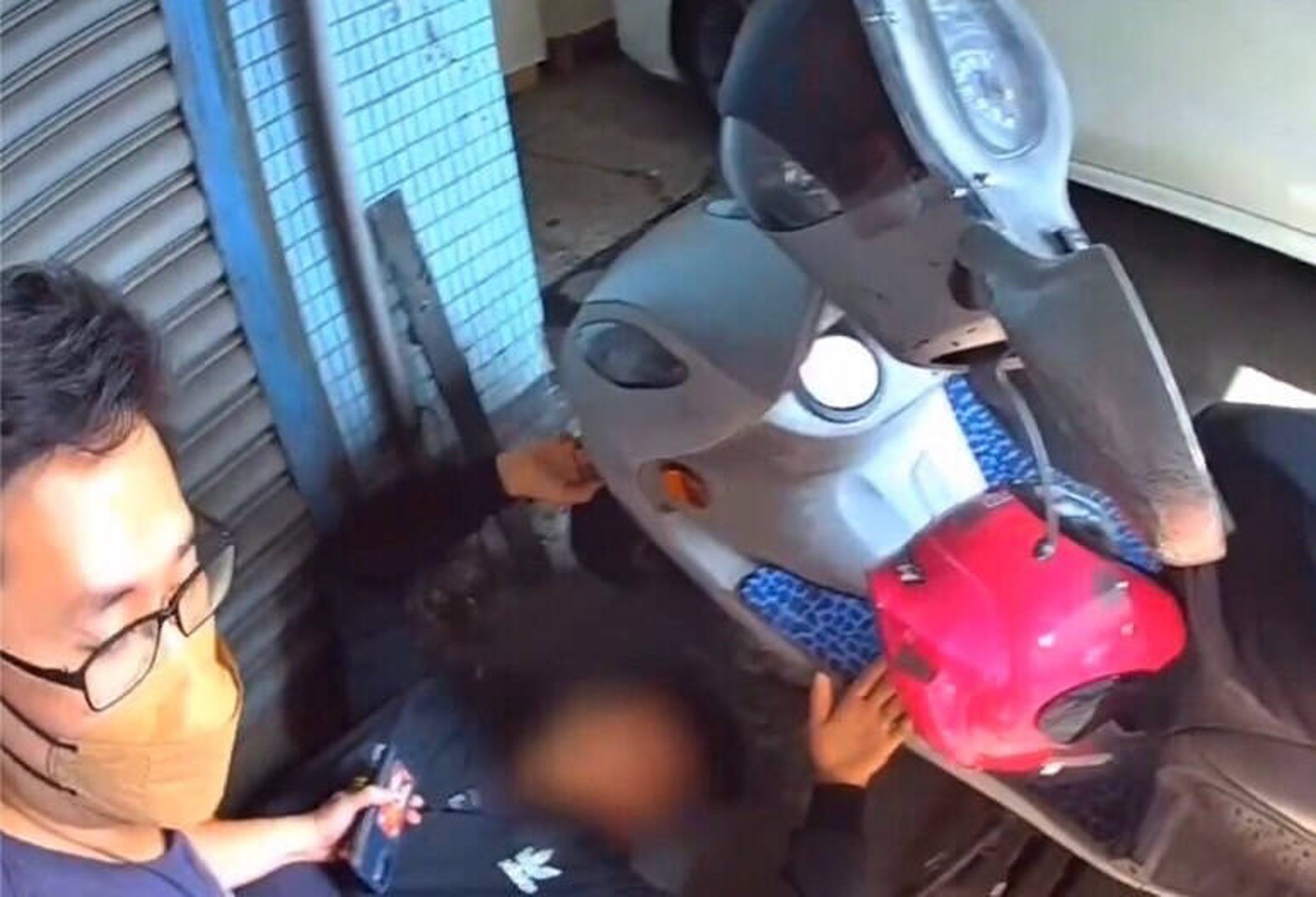 警方逮捕石姓車手,同時逮捕監控「收水」的呂姓詐團成員。(警方提供)