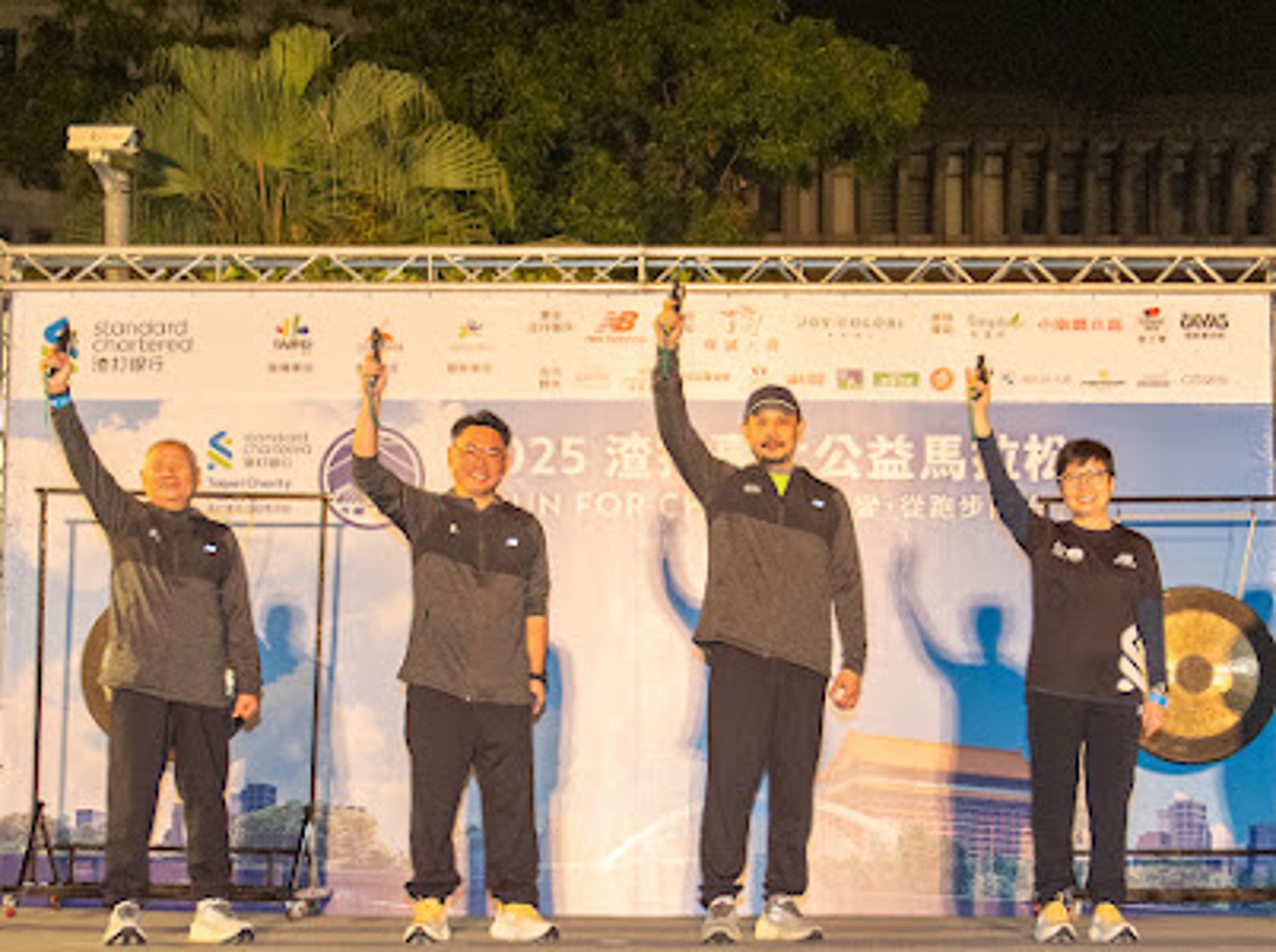 2025渣打台北公益馬拉松於1月12日盛大開跑。左起為中華民國路跑協會理事長郭國雄、渣打銀行總經理邢保利、台北市政府體育局局長王泓翔,渣打銀行香港及台灣區公共事務、品牌及市場推廣主管關懿婷。(渣打提供)