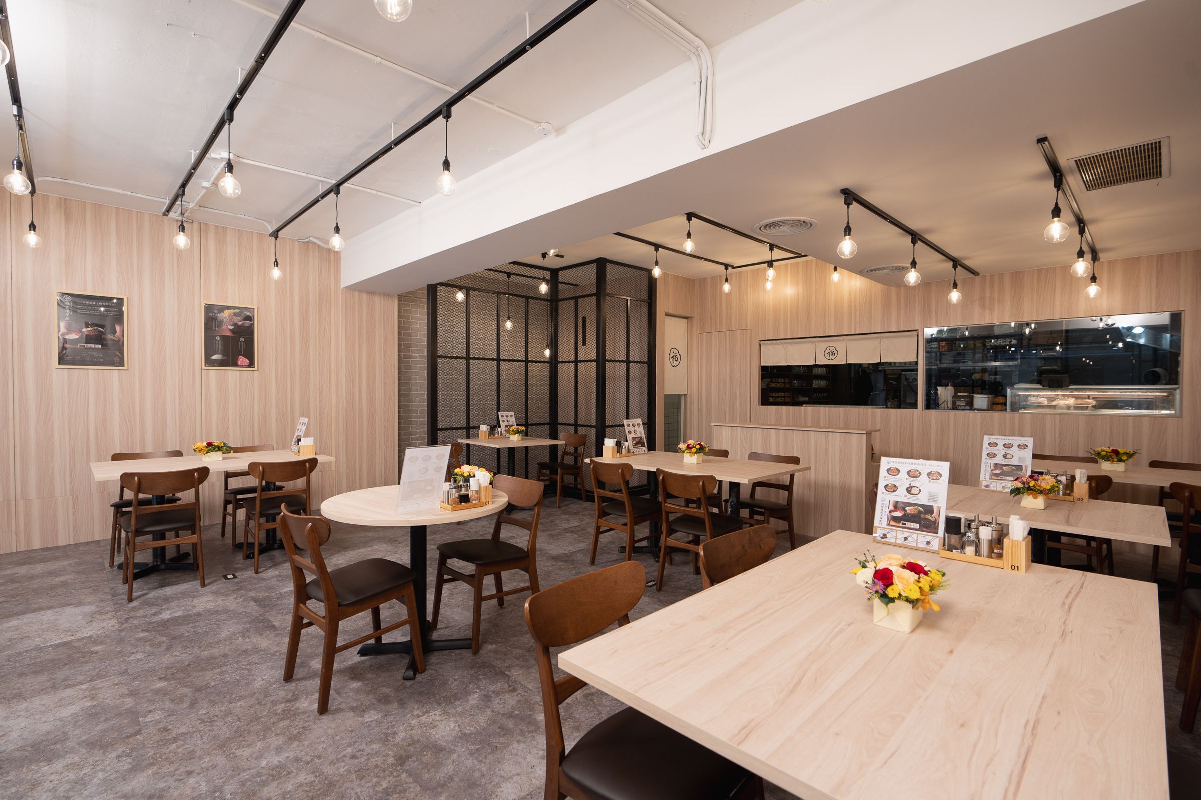 「福吉漢堡排」用餐空間也別於一般漢堡排專賣店的吧檯座位,更類似溫馨的家庭餐廳。(福吉漢堡排提供)