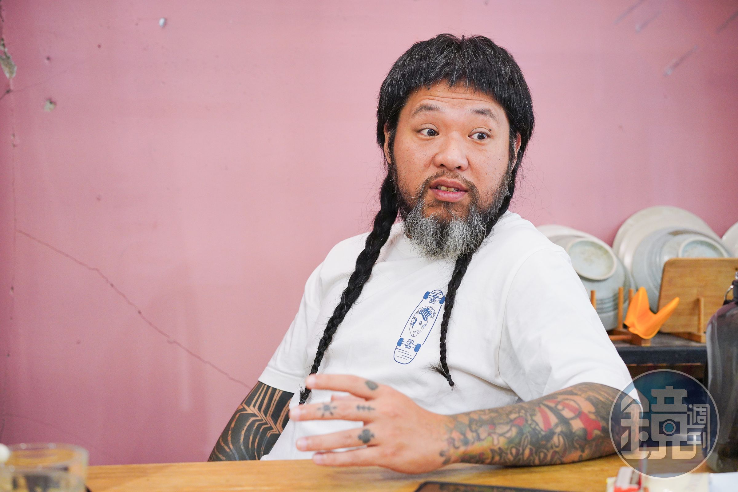 林修文曾因幫朋友管理槍械,坐牢4年,自己現在想起來覺得很扯。