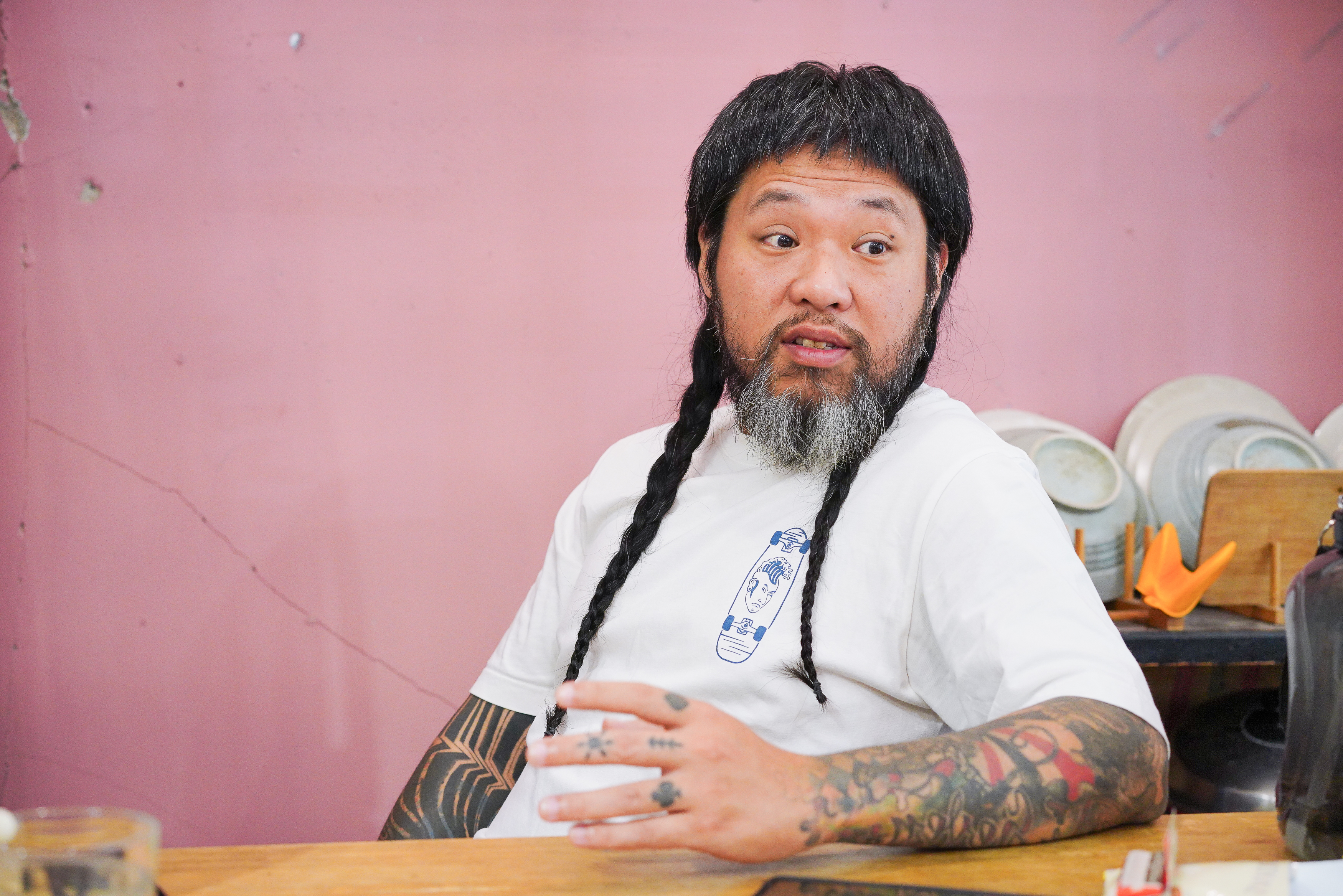 林修文曾因幫朋友管理槍械，坐牢4年，自己現在想起來覺得很扯。