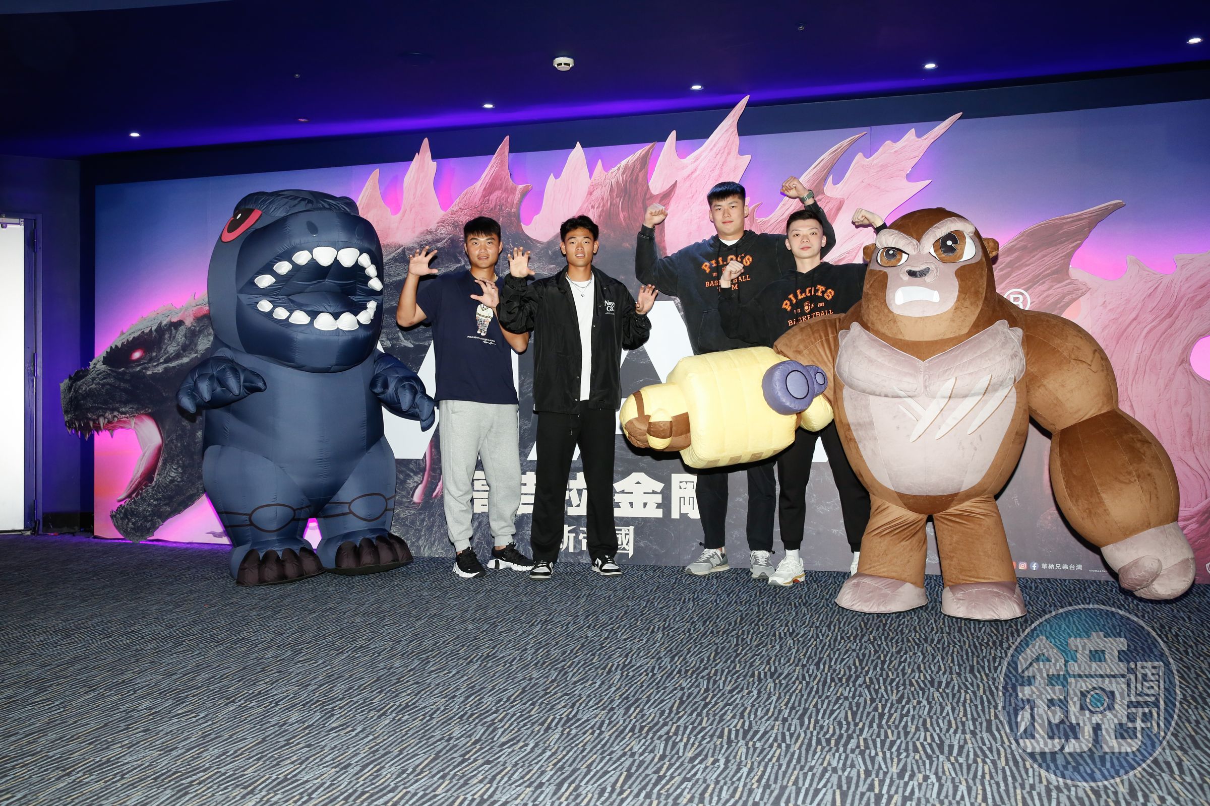 桃園璞園領航猿籃球隊林正(左起)、李家慷,與中華職棒味全龍郭郁政、曹祐齊,象徵龍猿跨界合作成功。