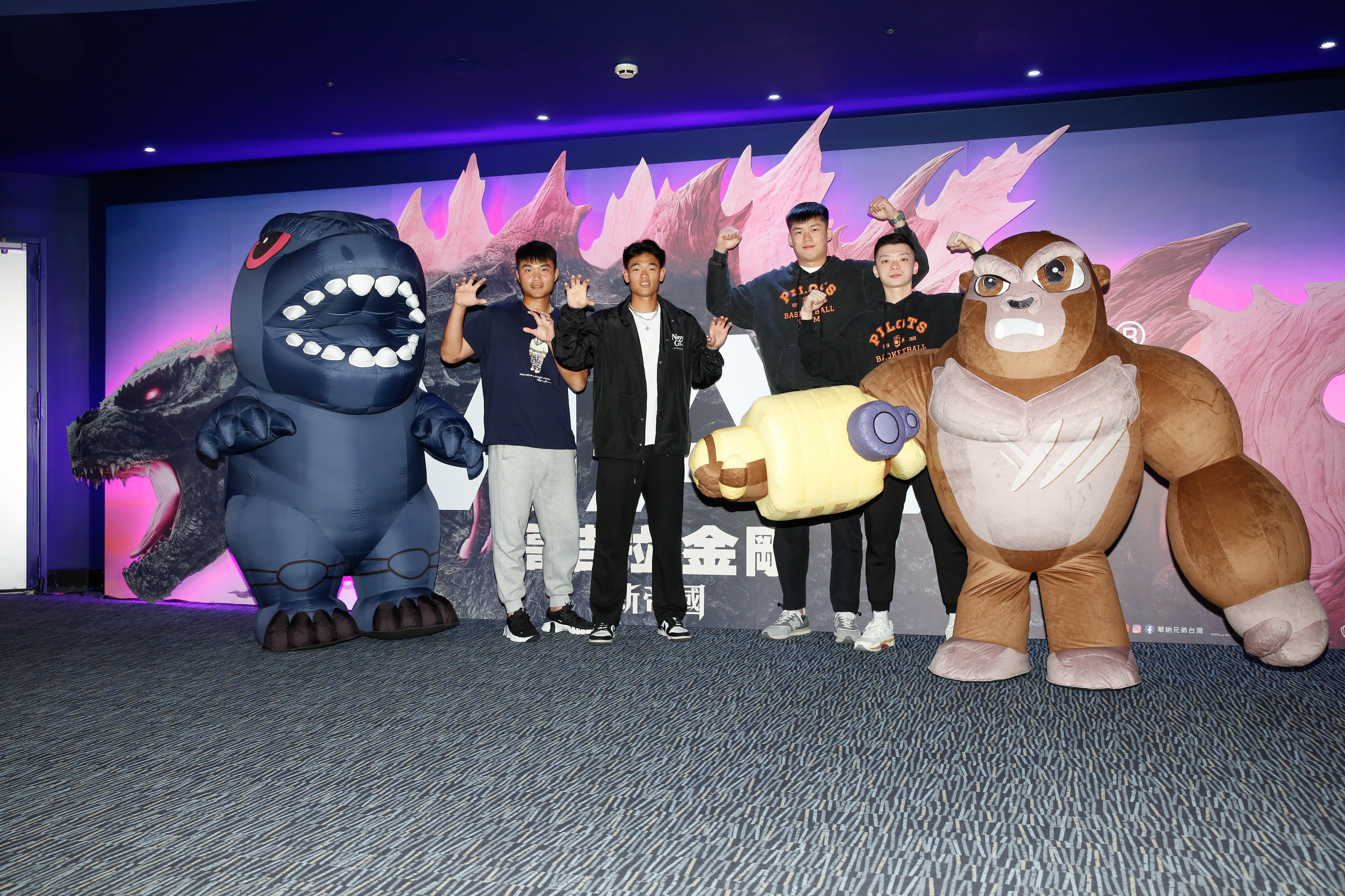 桃園璞園領航猿籃球隊林正（左起）、李家慷，與中華職棒味全龍郭郁政、曹祐齊，象徵龍猿跨界合作成功。