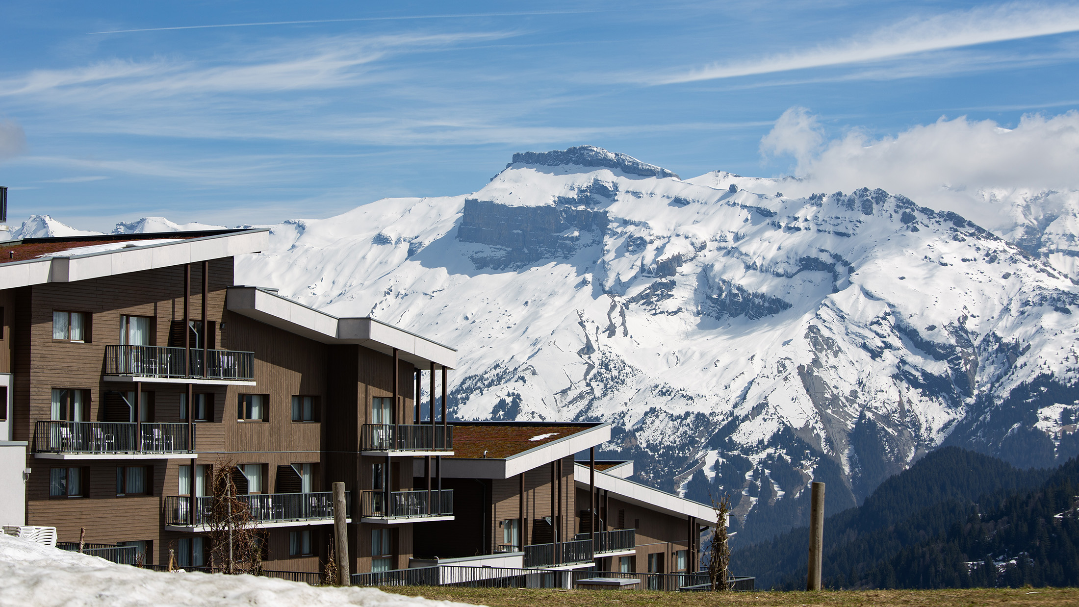 「Club Med Grand Massif Samoëns Morillon」座落於海拔1,600公尺的山坡之上，擁有俯瞰吉弗爾山谷全景的絕佳視野。