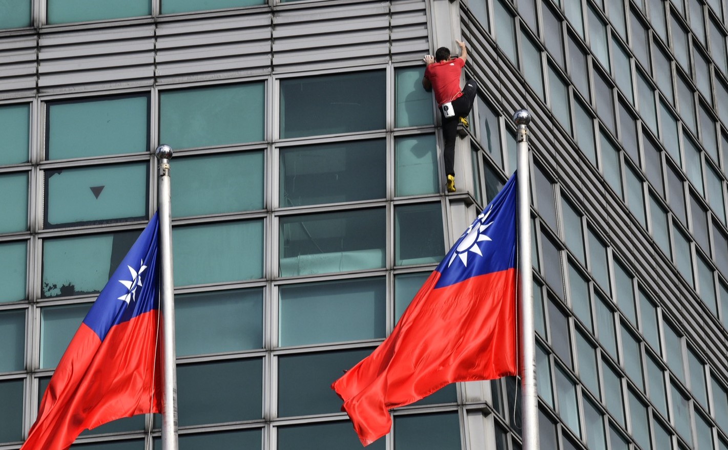 霍諾德徒手攀登台北101外牆，展示極限的高度專注；心理師張榮斌與體育評論家體育大叔在社群平台解析其攀登背後的心理與勇氣意義。（鏡報攝影組攝）