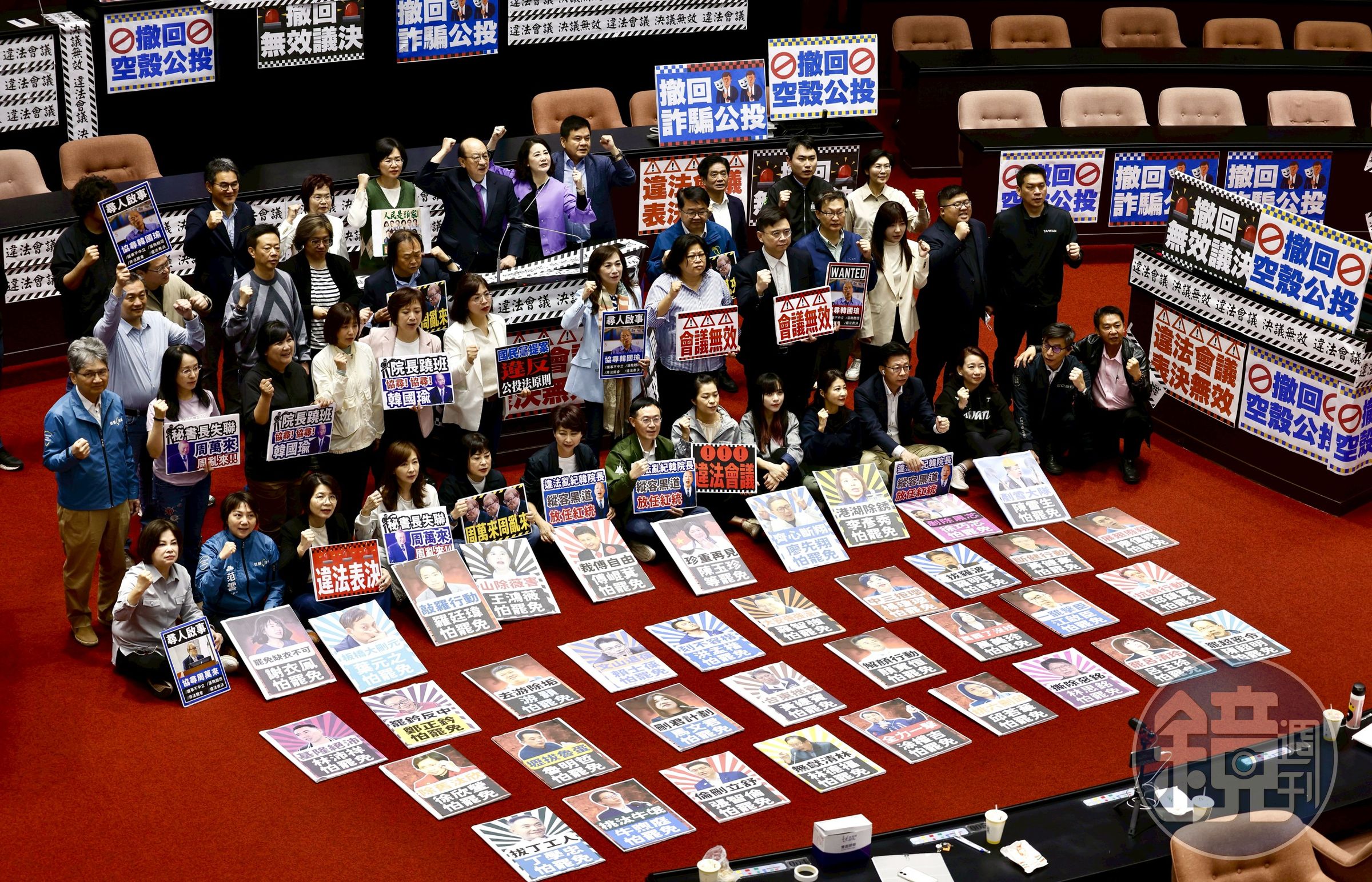 民進黨團占領議場抗議表決無效，高喊「大罷免大成功」。