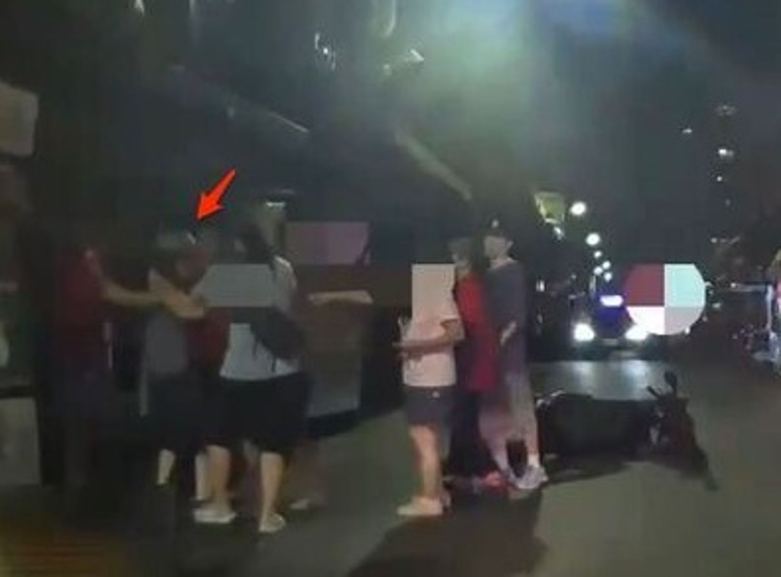小貓遭撞死母貓叼走!蘆洲攤商怒攔人「要求吊樹頭」 雙方爆衝突