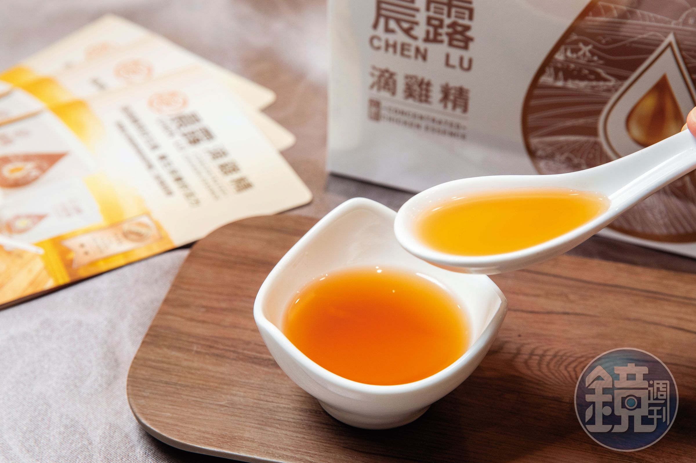 元進莊旗下品牌晨露滴雞精,選用飼養100天的台灣土雞慢火蒸煮10小時滴煉,去油去脂頗為清爽。(2,100元/1盒10入)