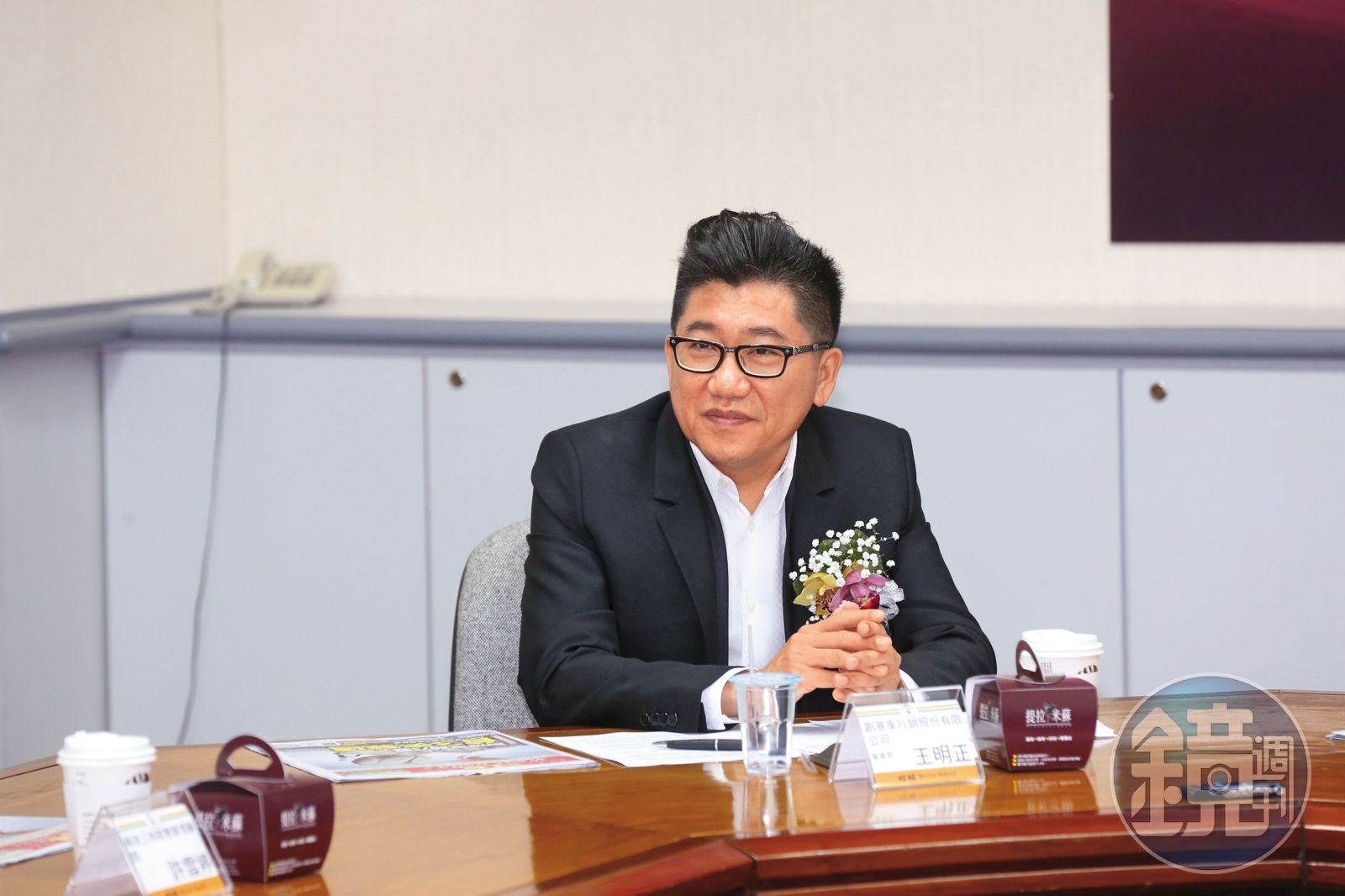 王明正在不動產代銷業界十分活耀，頗具聲望