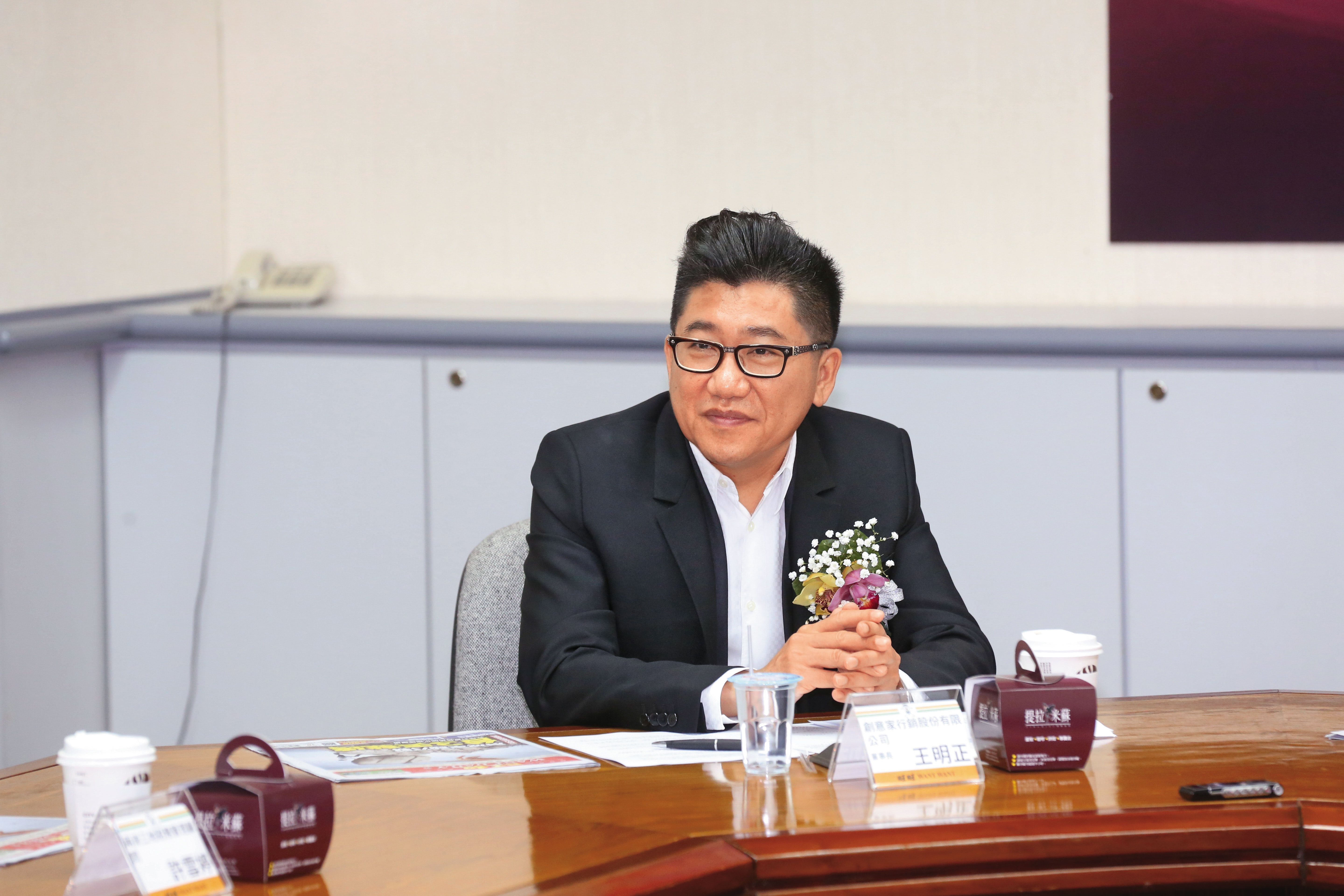 王明正在不動產代銷業界十分活耀，頗具聲望。