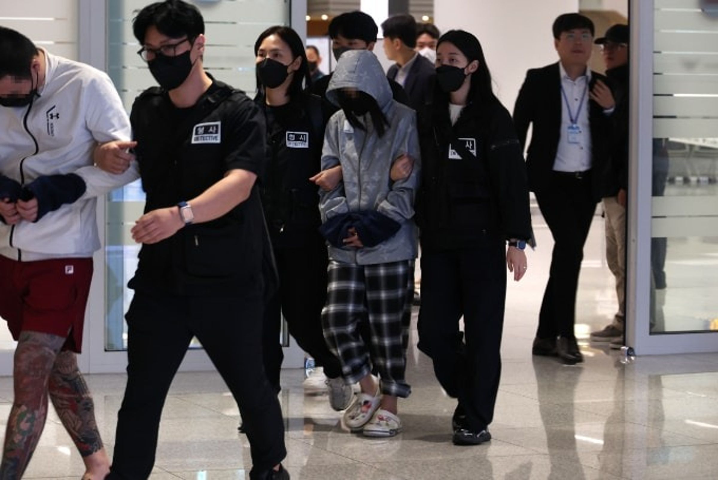 柬埔寨成詐騙犯罪溫床,圖為在柬國從事跨境詐騙的韓國公民遭遣返韓國。(翻攝自Newsis)