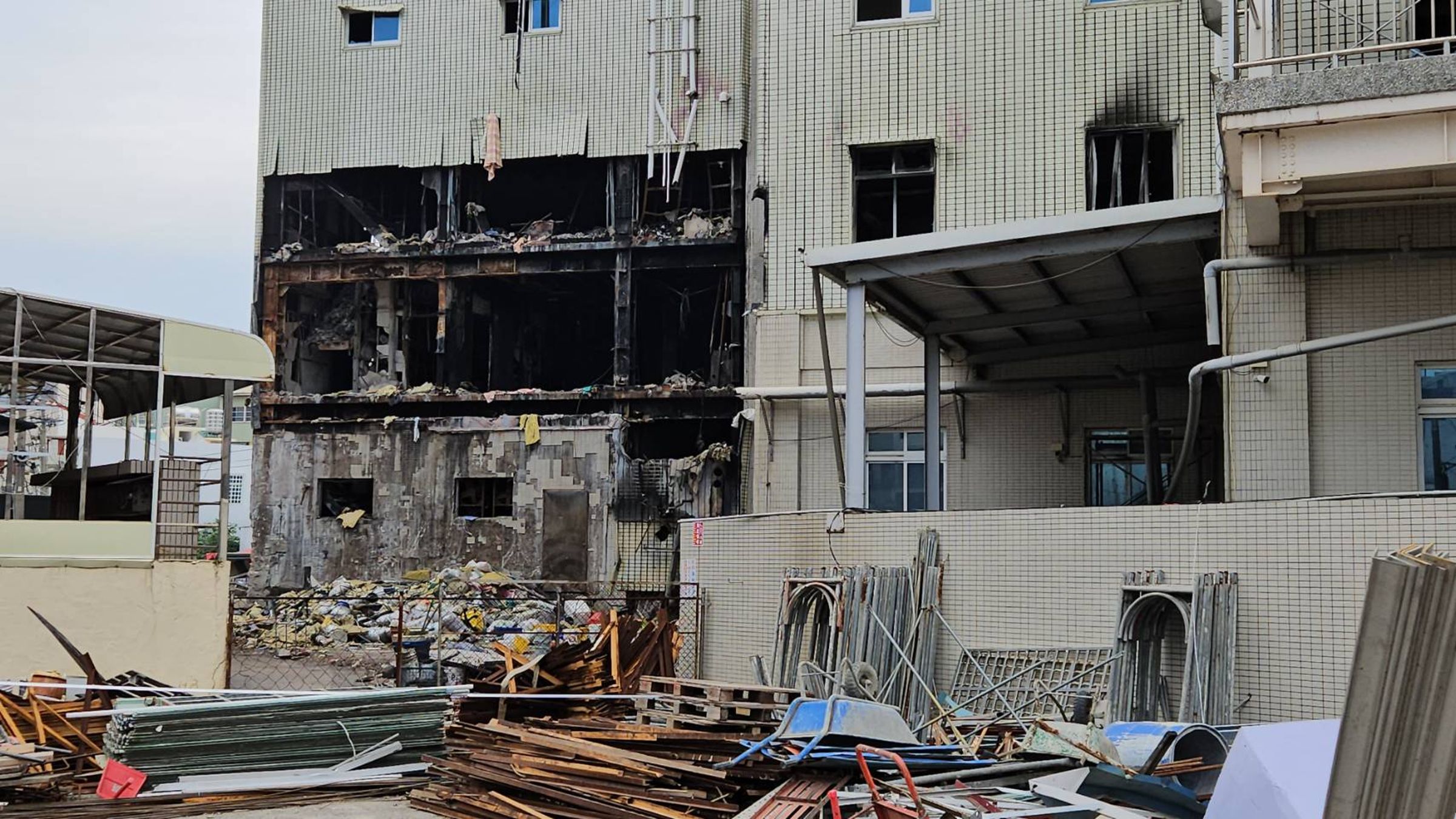 安泰醫院全院範圍內幾乎一半都是未申請建照的違建。（屏縣府提供）